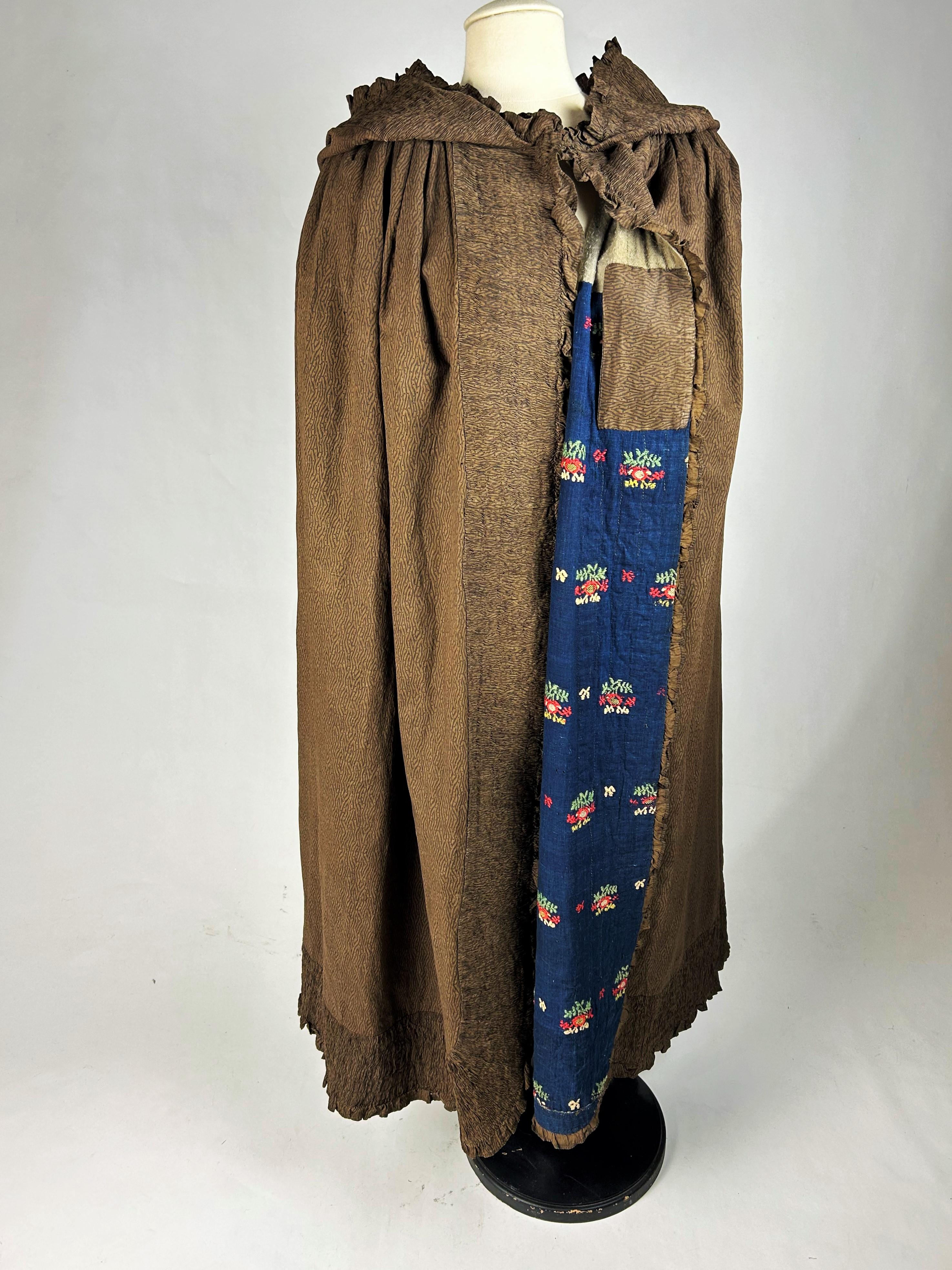 A French printed cotton hooded Long Cloak - Provence Early 19th Century For Sale 7
