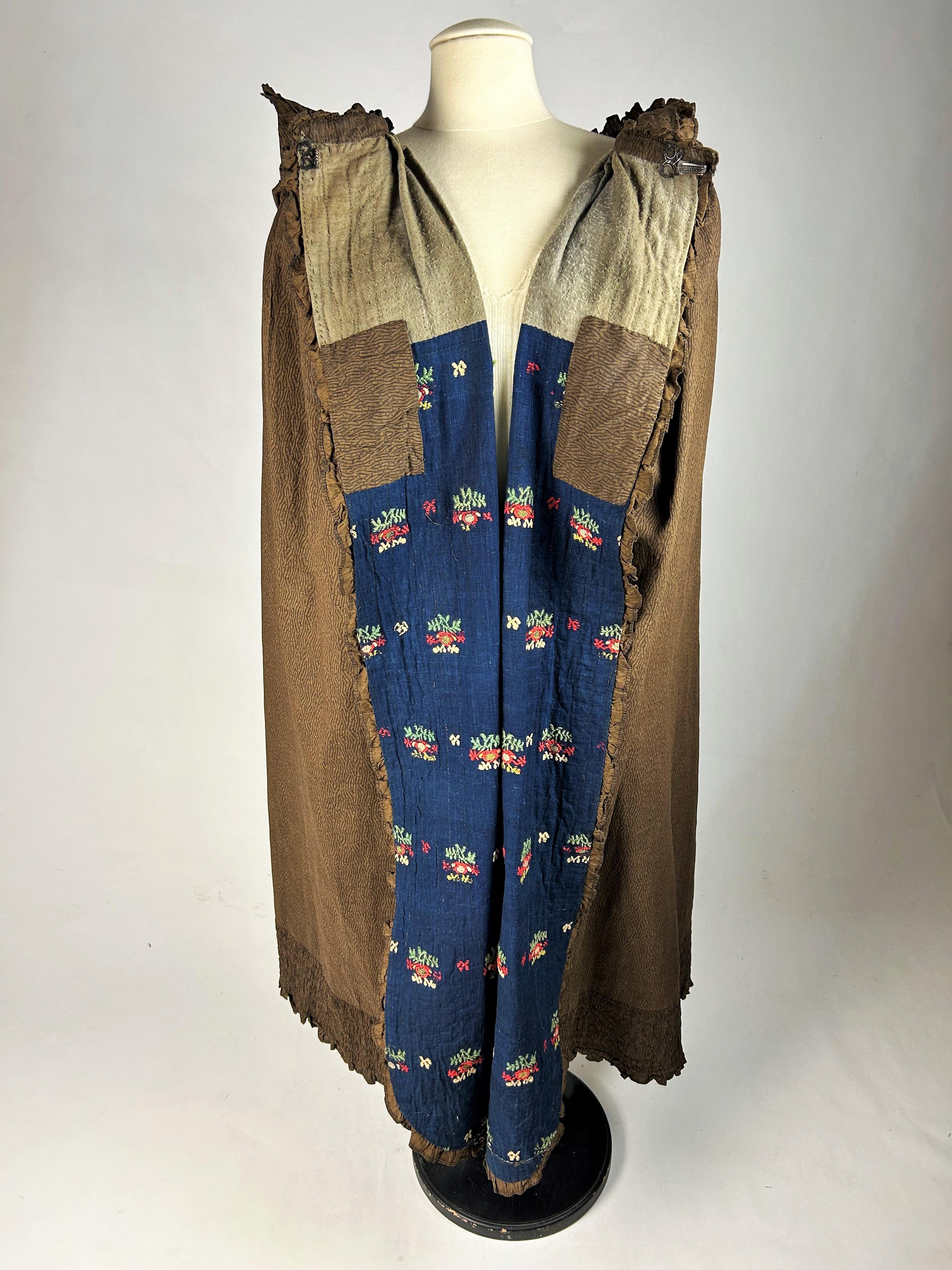A French printed cotton hooded Long Cloak - Provence Early 19th Century For Sale 11