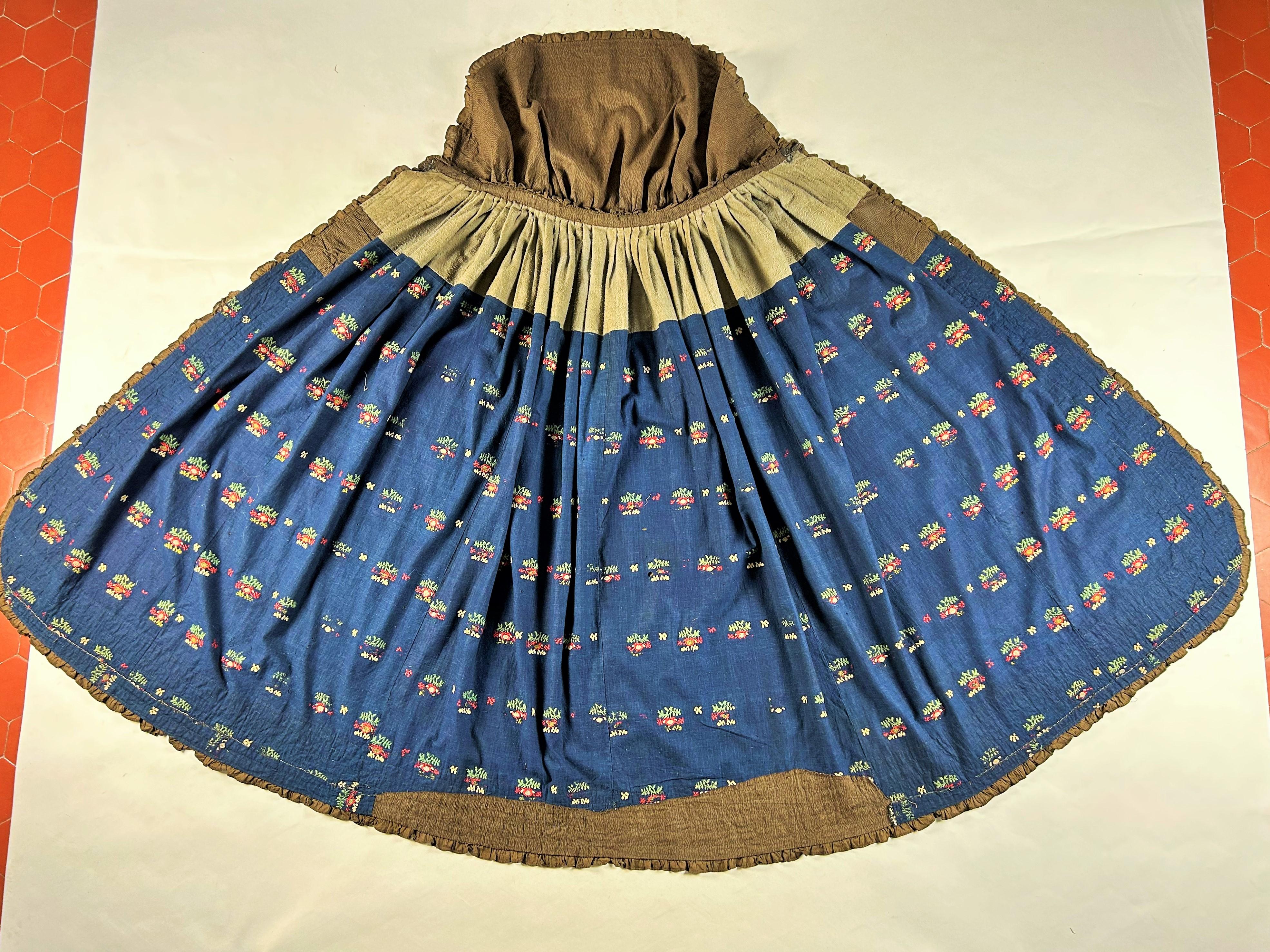 A French printed cotton hooded Long Cloak - Provence Early 19th Century In Good Condition For Sale In Toulon, FR