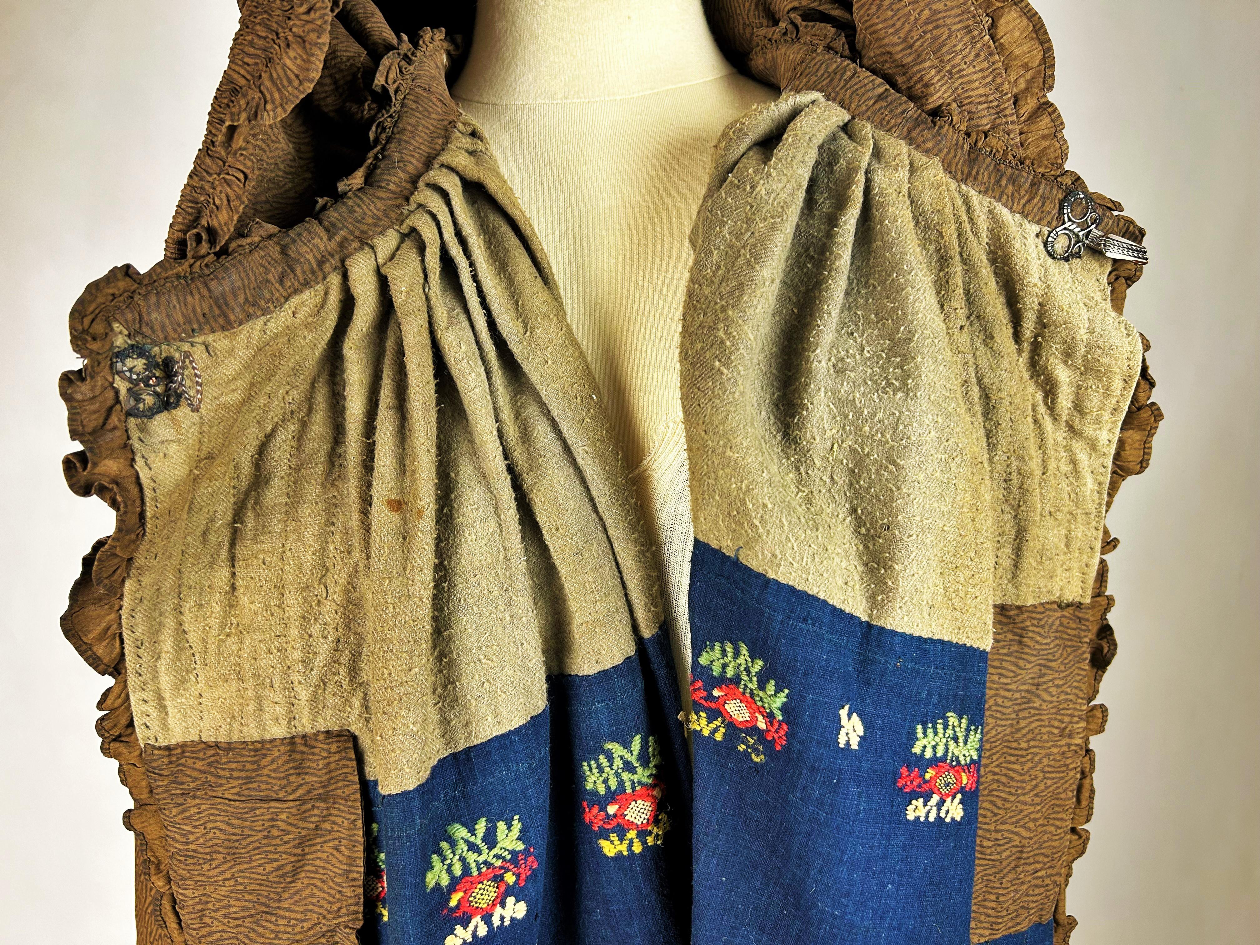 A French printed cotton hooded Long Cloak - Provence Early 19th Century For Sale 1