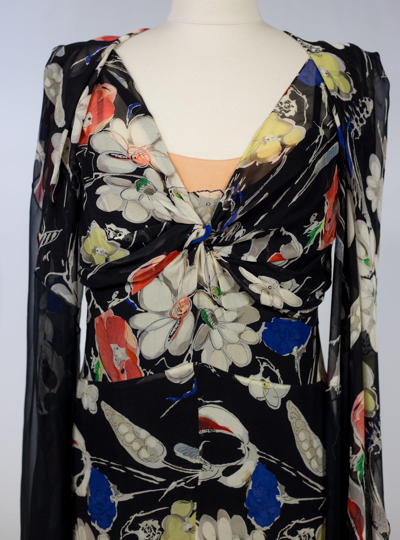 Circa 1935/1940

France

Beautiful printed silk chiffon dress, without label, but possibly Haute Couture dating from the late 1930s. The Maison Molyneux produced models in a print very close to this one. Long dress with buttoned back, sleeveless,
