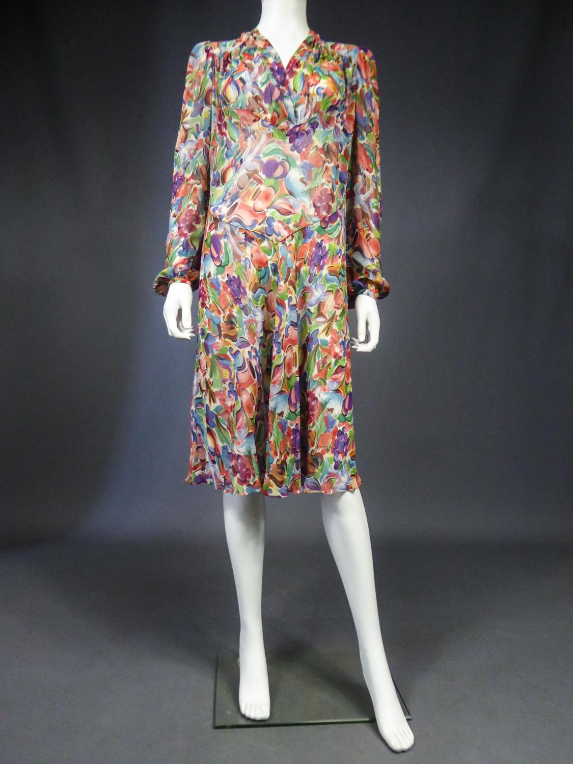 Circa 1940/1950
France

Beautiful summer dress in printed silk crepe dating from the 1940s / 1950s. Dense printing with strong polychromy with patterns of fruits, grapes, peach flowers, jars, fountains and architectural elements. Straight dress with
