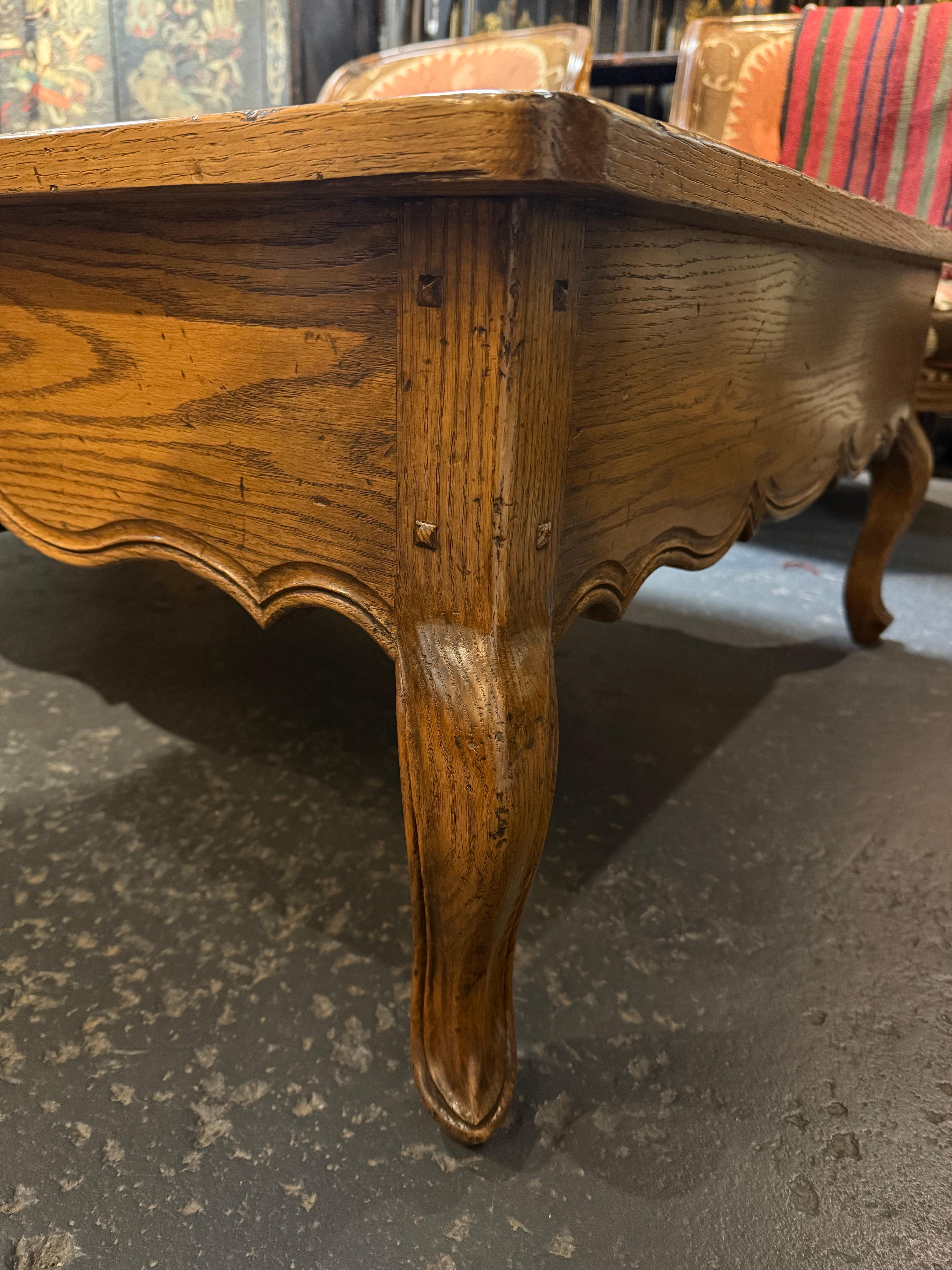 Table basse en marqueterie de style provincial français en vente 4