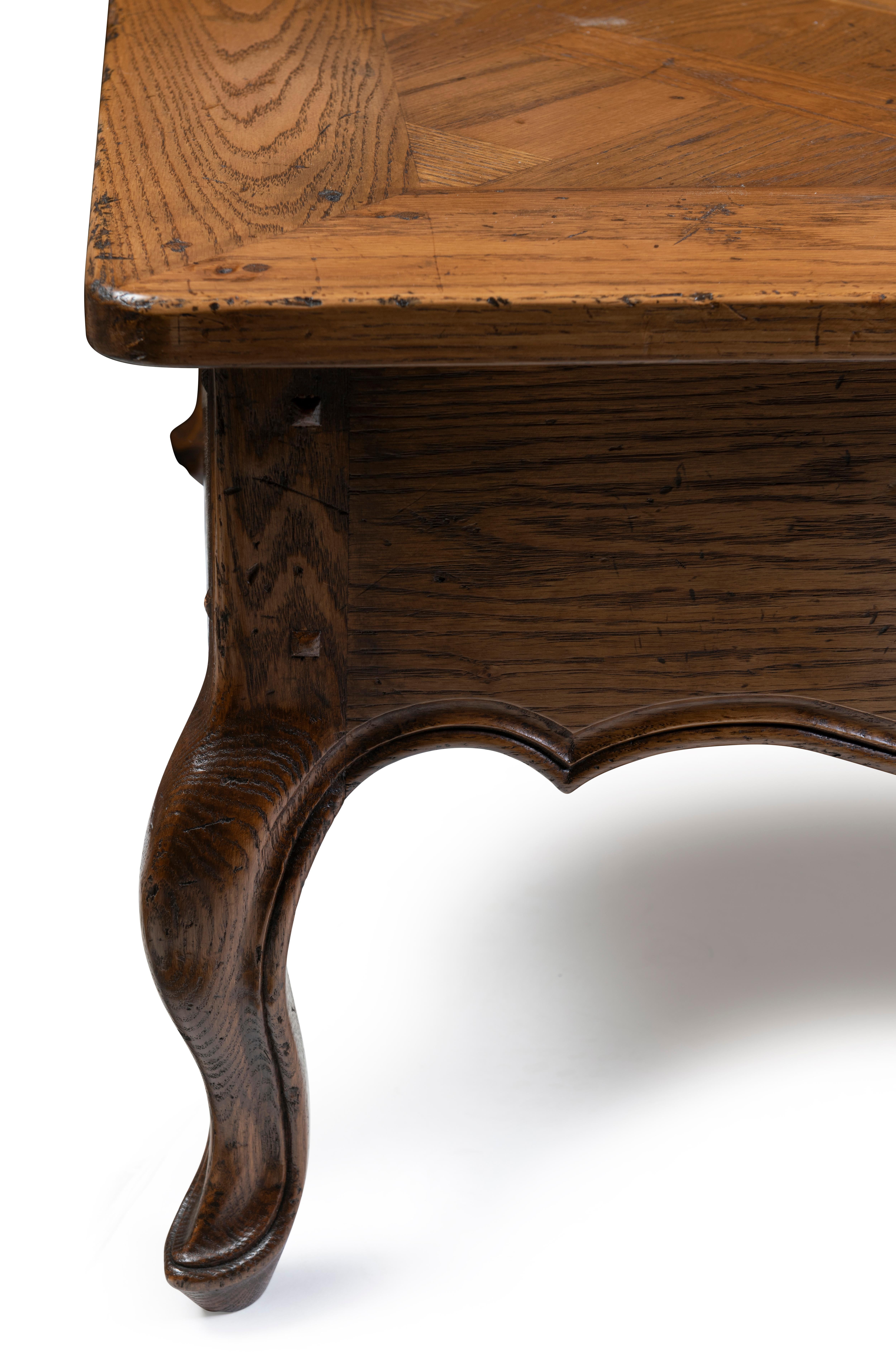 Table basse en marqueterie de style provincial français

Provenance : Collection privée australienne.

Dimensions :
Hauteur : 45 cm.
Largeur : 155 cm.
Profondeur : 95 cm.