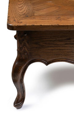 Ein Couchtisch mit Intarsien im französischen Provinzialstil