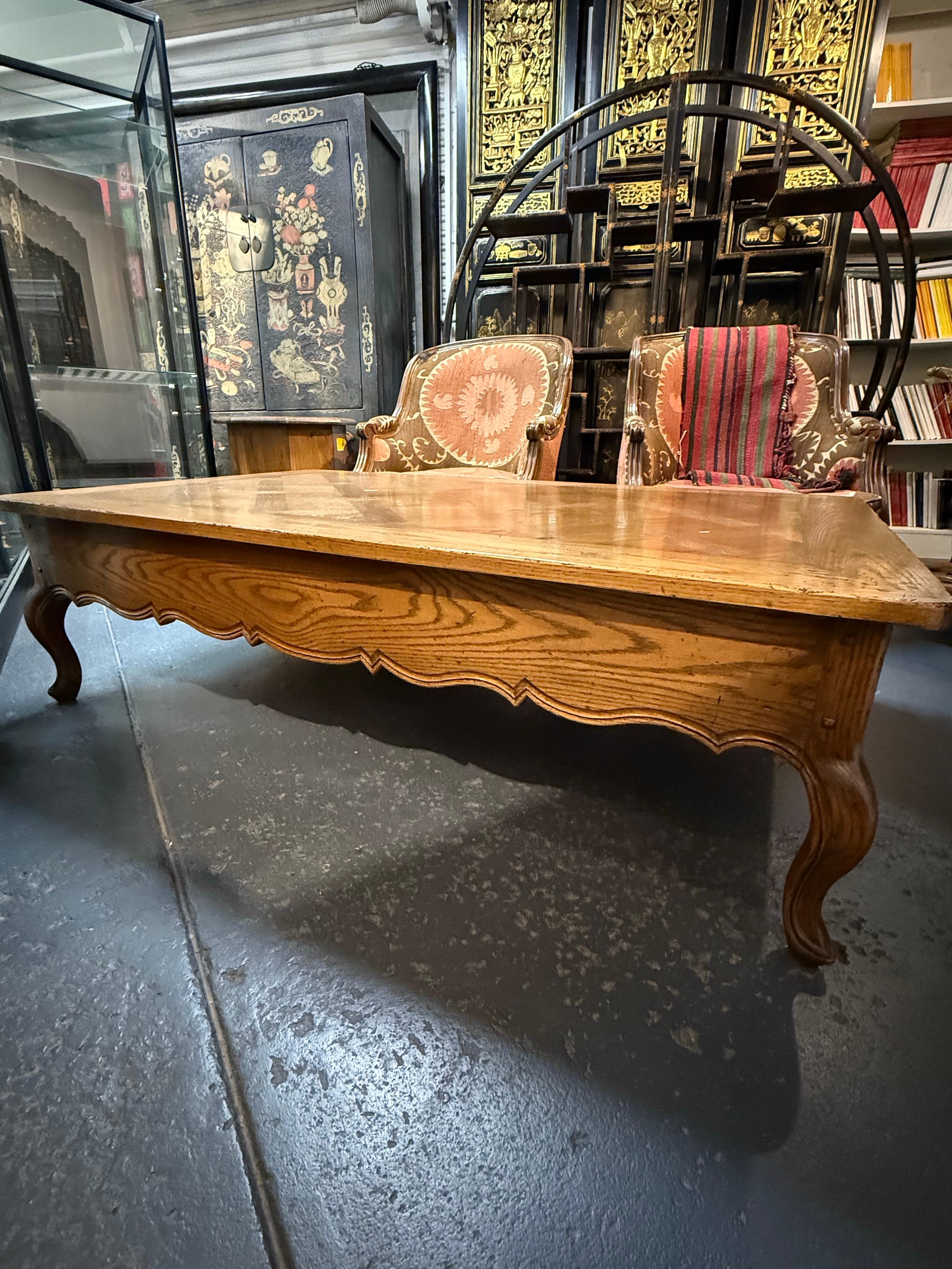 Chêne Table basse en marqueterie de style provincial français en vente