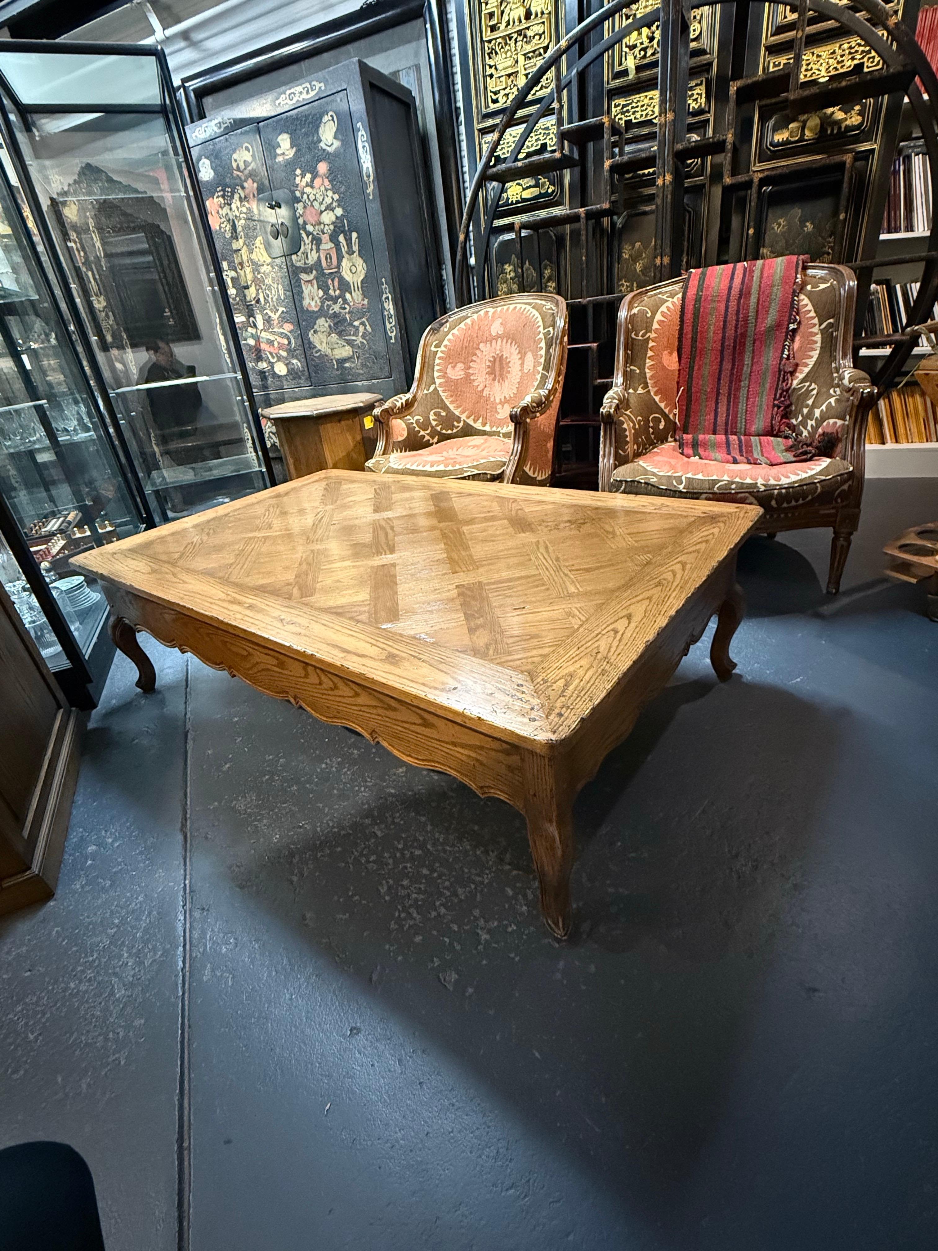 Table basse en marqueterie de style provincial français en vente 1