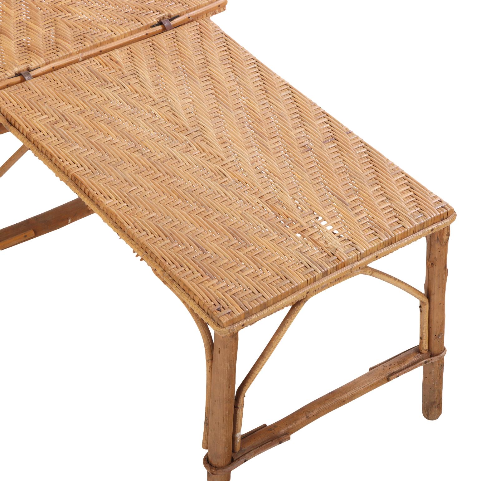A French rattan convertible chaise lounge, C. 1900. In Good Condition For Sale In Philadelphia, PA