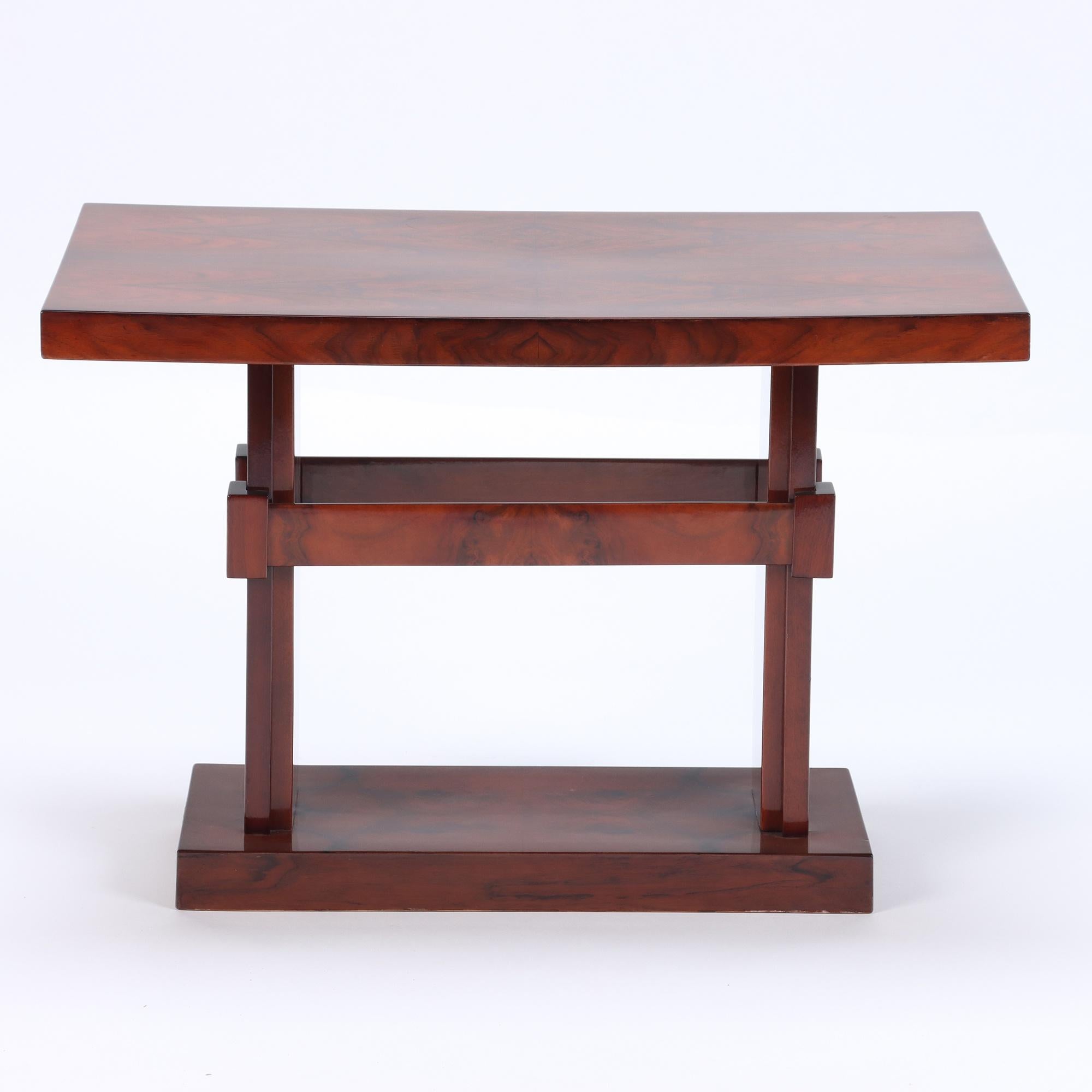 Une table basse française inhabituelle de forme rectiligne, datant de 1940, avec un plateau en bois de ronce exotique avec une finition polie française récente.