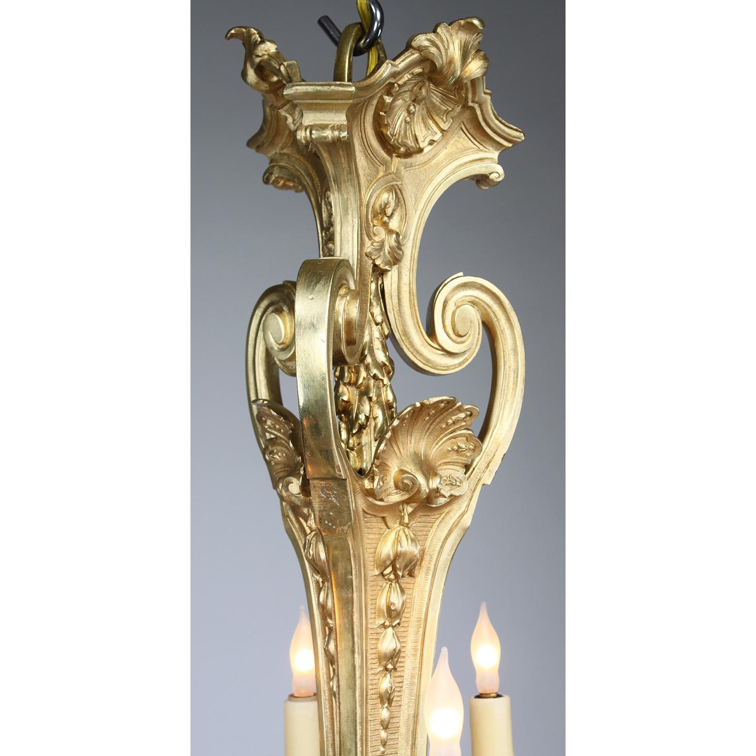 Französischer Belle-Époque-Kronleuchter mit zwölf Lichtern aus vergoldeter Bronze im Régence-Stil im Angebot 5