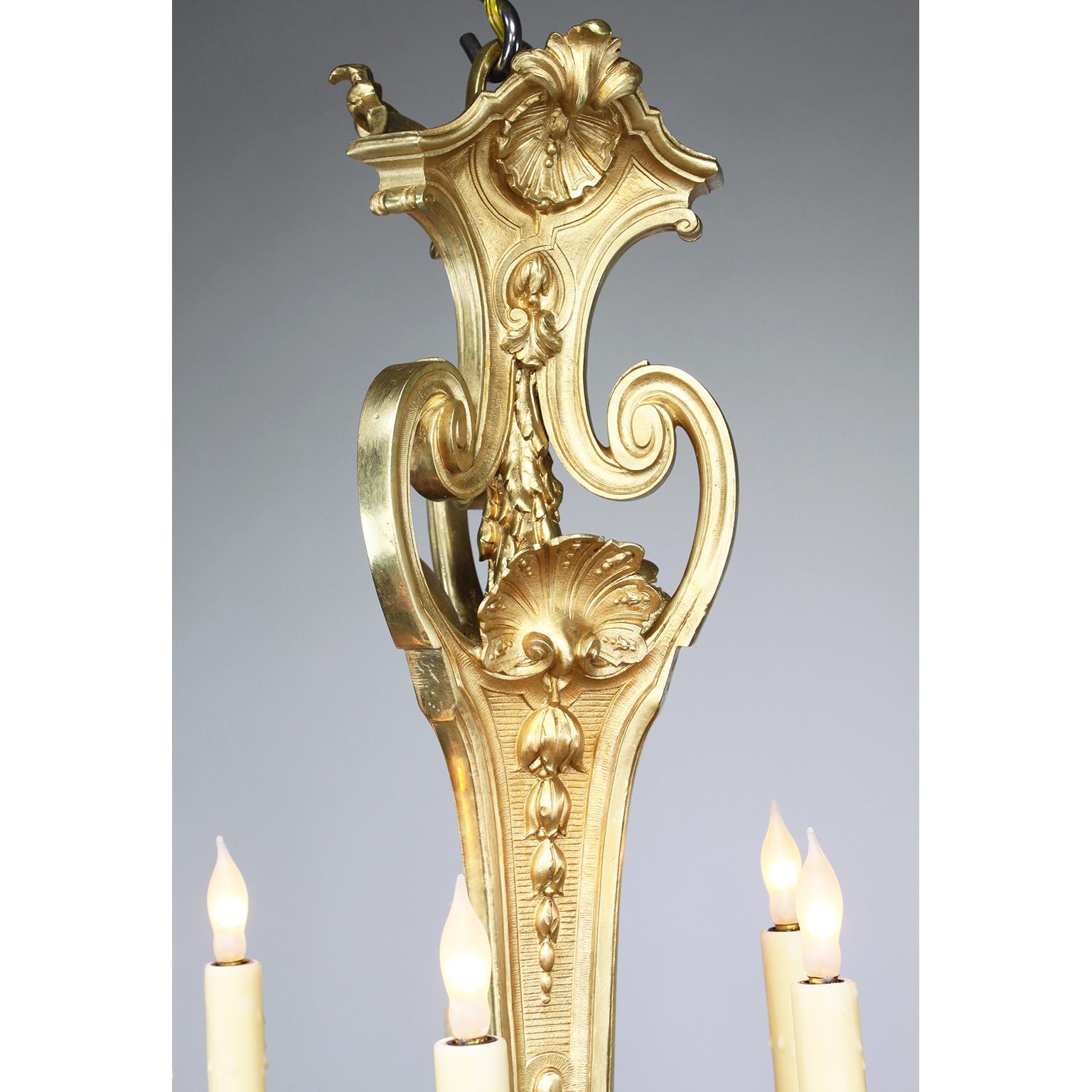 Französischer Belle-Époque-Kronleuchter mit zwölf Lichtern aus vergoldeter Bronze im Régence-Stil (Belle Époque) im Angebot