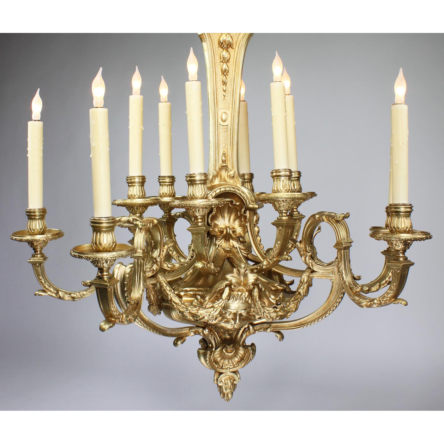 Französischer Belle-Époque-Kronleuchter mit zwölf Lichtern aus vergoldeter Bronze im Régence-Stil (Vergoldet) im Angebot