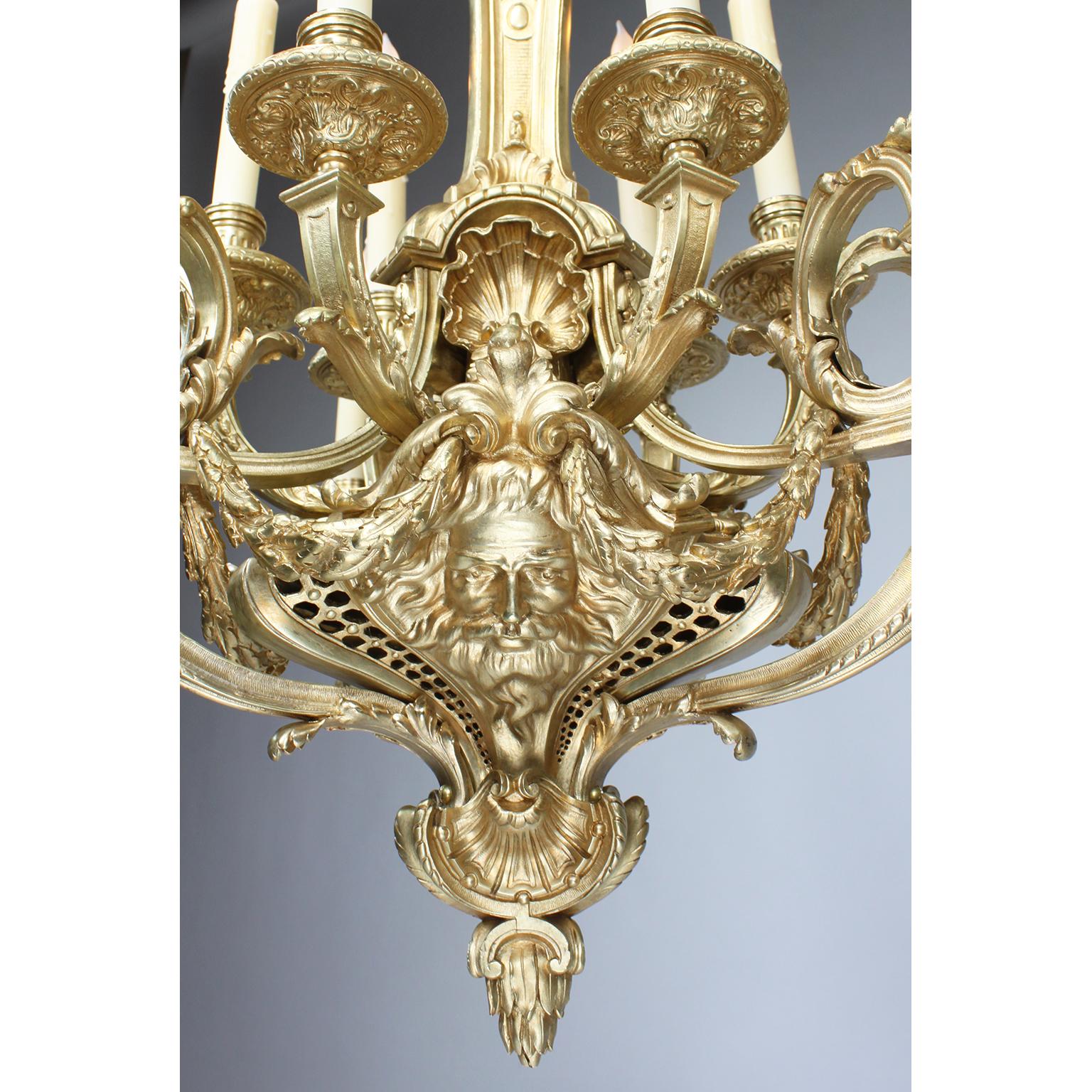 Französischer Belle-Époque-Kronleuchter mit zwölf Lichtern aus vergoldeter Bronze im Régence-Stil (20. Jahrhundert) im Angebot