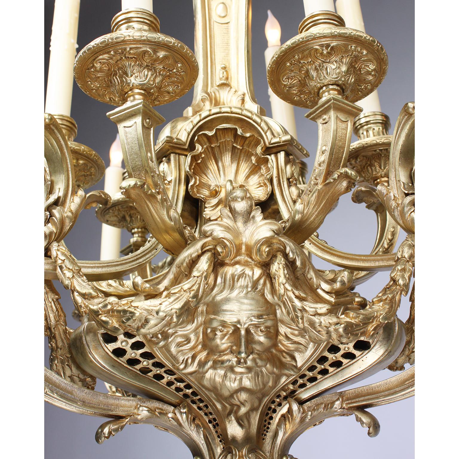 Französischer Belle-Époque-Kronleuchter mit zwölf Lichtern aus vergoldeter Bronze im Régence-Stil im Angebot 1