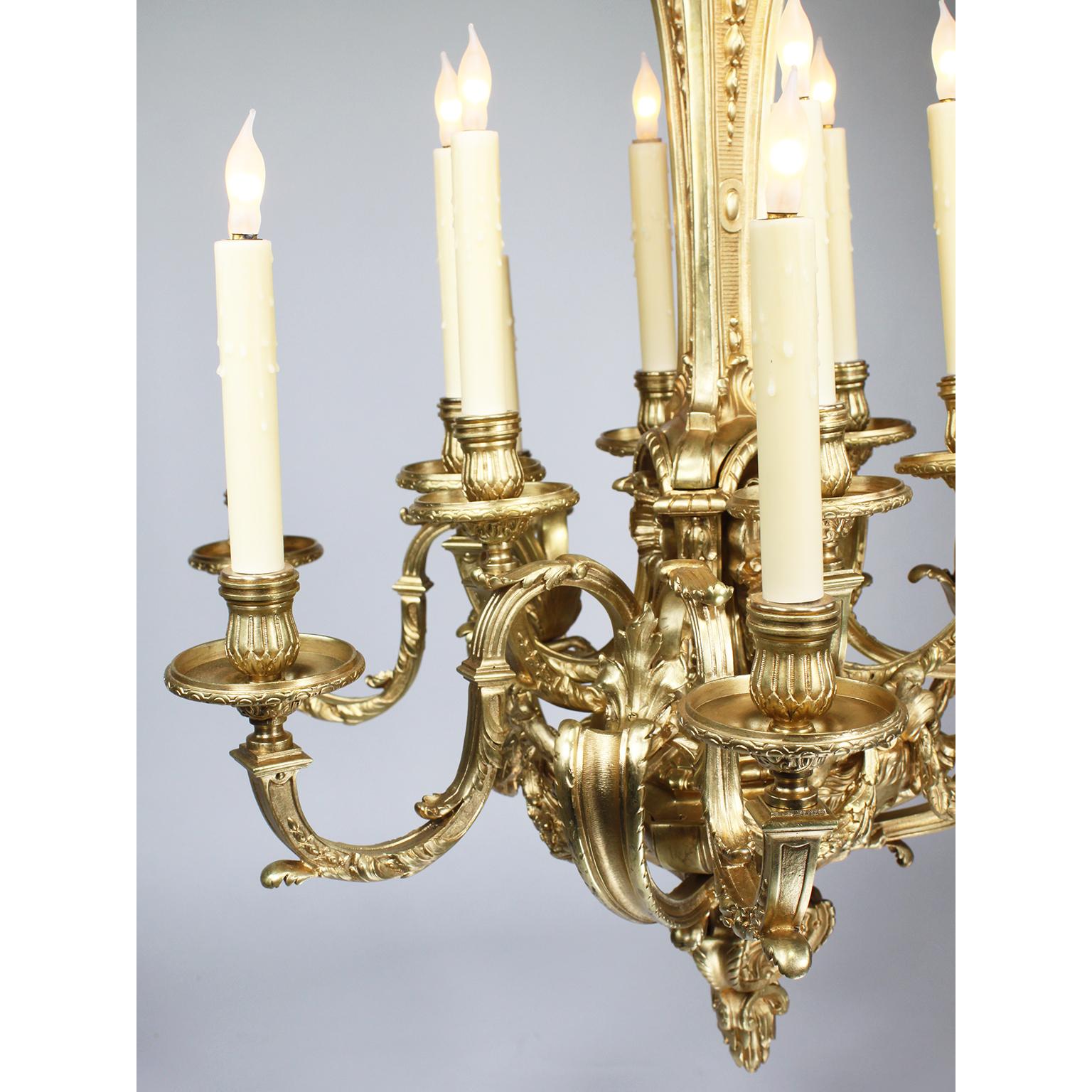 Französischer Belle-Époque-Kronleuchter mit zwölf Lichtern aus vergoldeter Bronze im Régence-Stil im Angebot 2