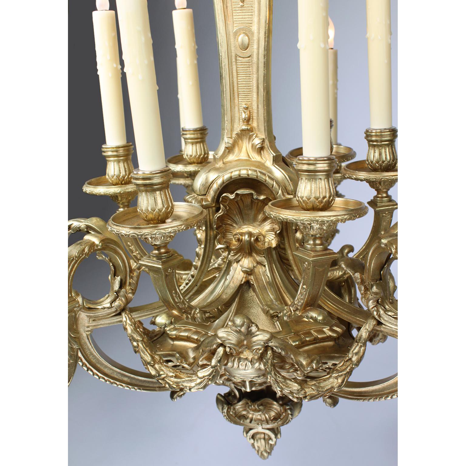 Französischer Belle-Époque-Kronleuchter mit zwölf Lichtern aus vergoldeter Bronze im Régence-Stil im Angebot 3