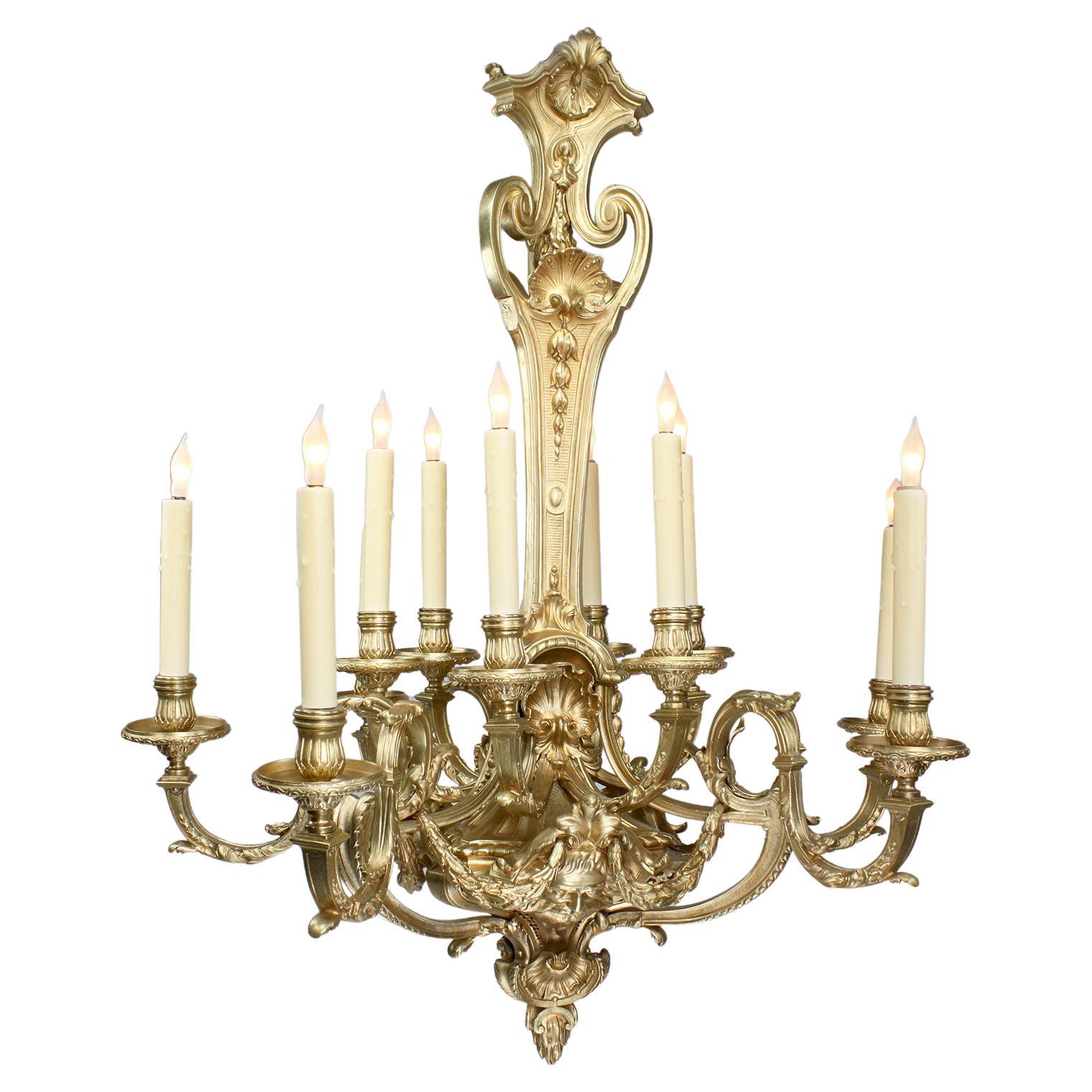 Französischer Belle-Époque-Kronleuchter mit zwölf Lichtern aus vergoldeter Bronze im Régence-Stil im Angebot