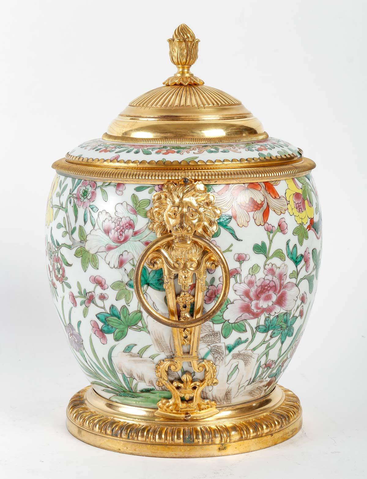  A French Regence Style Ormolu-Mounted Chinese Porcelain Pair of Ginger Jar In Good Condition In Saint-Ouen, FR