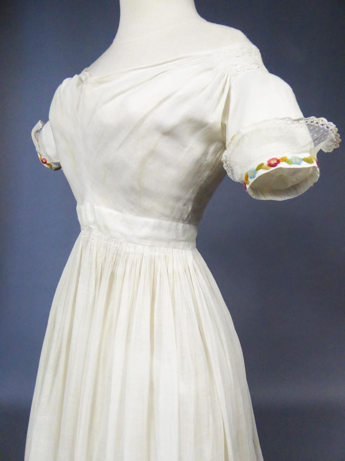 Französisches Regency-Kleid aus mit Wolle besticktem Baumwollmusselin:: um 1825 5