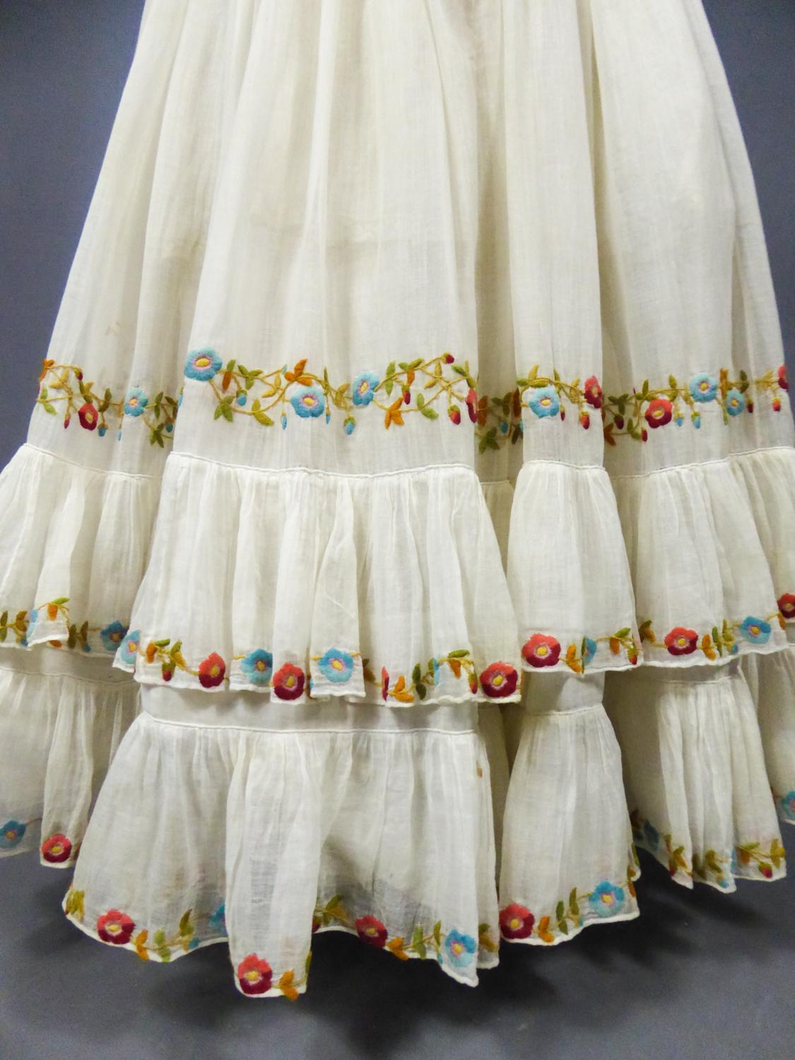 Französisches Regency-Kleid aus mit Wolle besticktem Baumwollmusselin:: um 1825 8
