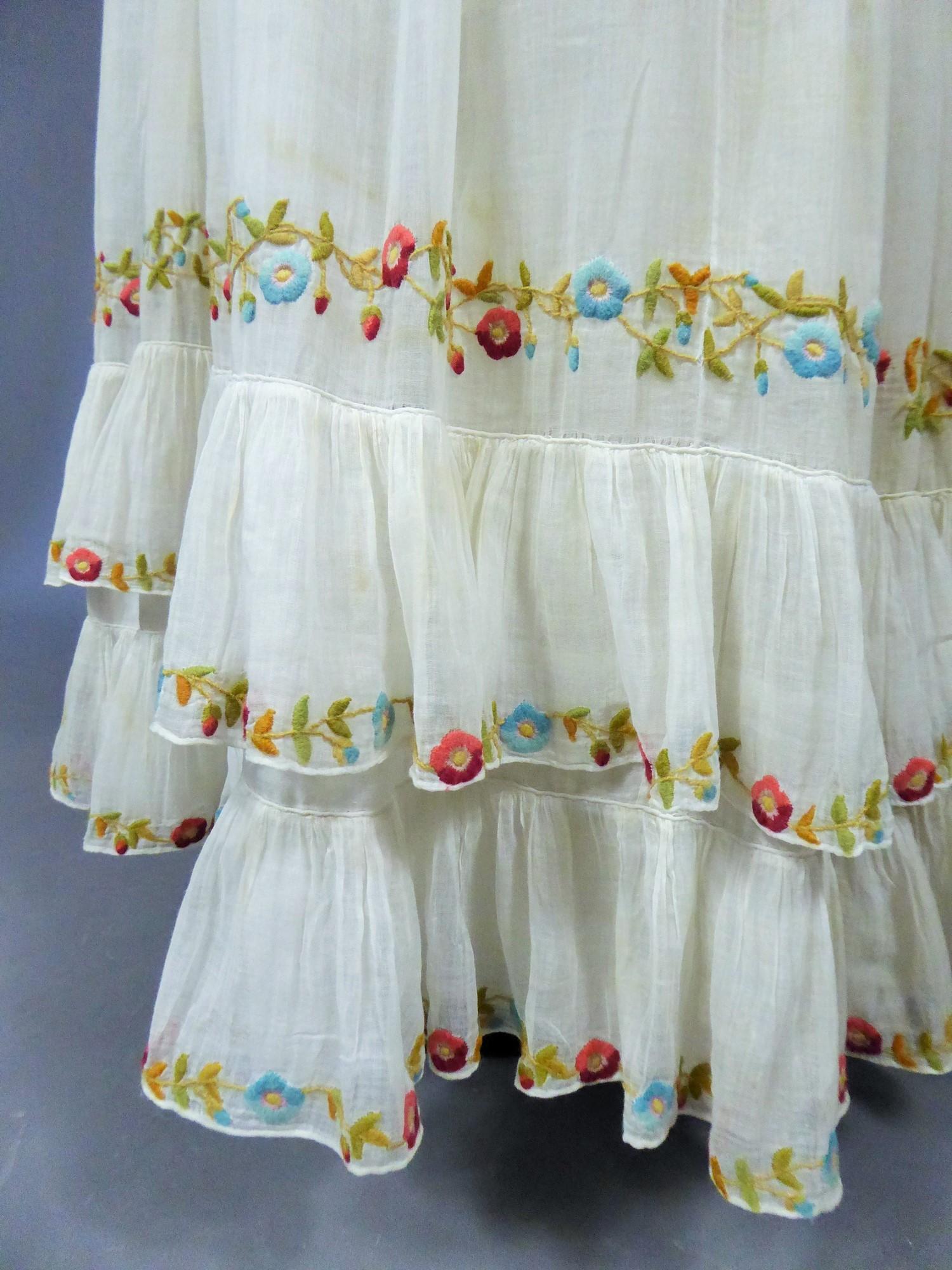 Französisches Regency-Kleid aus mit Wolle besticktem Baumwollmusselin:: um 1825 9