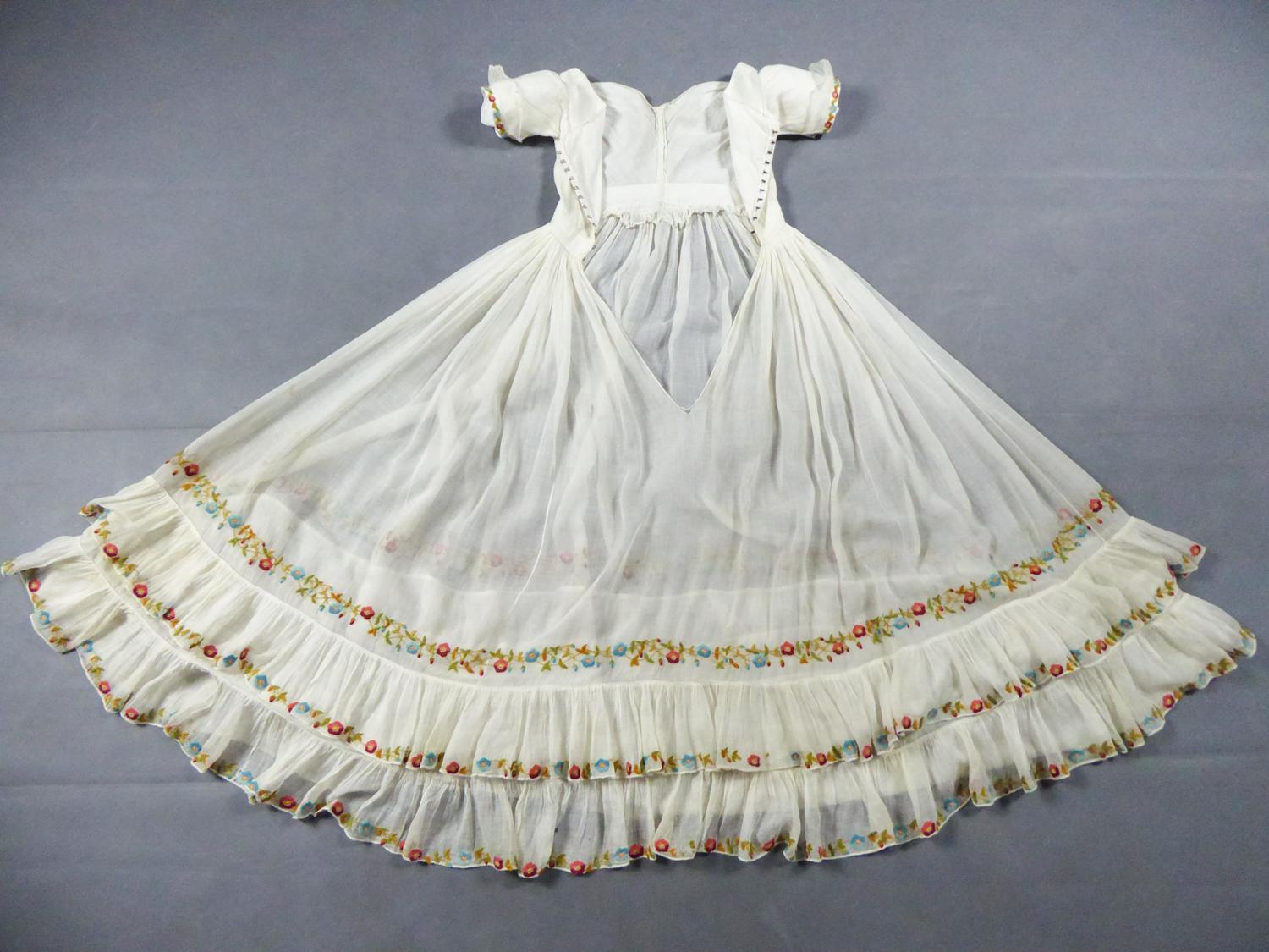 Um 1825
Frankreich

Interessantes Sommerkleid aus Baumwollmusselin:: bestickt mit Wolle:: um 1820/1830. Mieder mit großem tiefem Ausschnitt und kurzen Ärmeln:: V-Rücken und hoher Taille. Rock mit sehr feinen Tonnenfalten auf breitem Taillengürtel