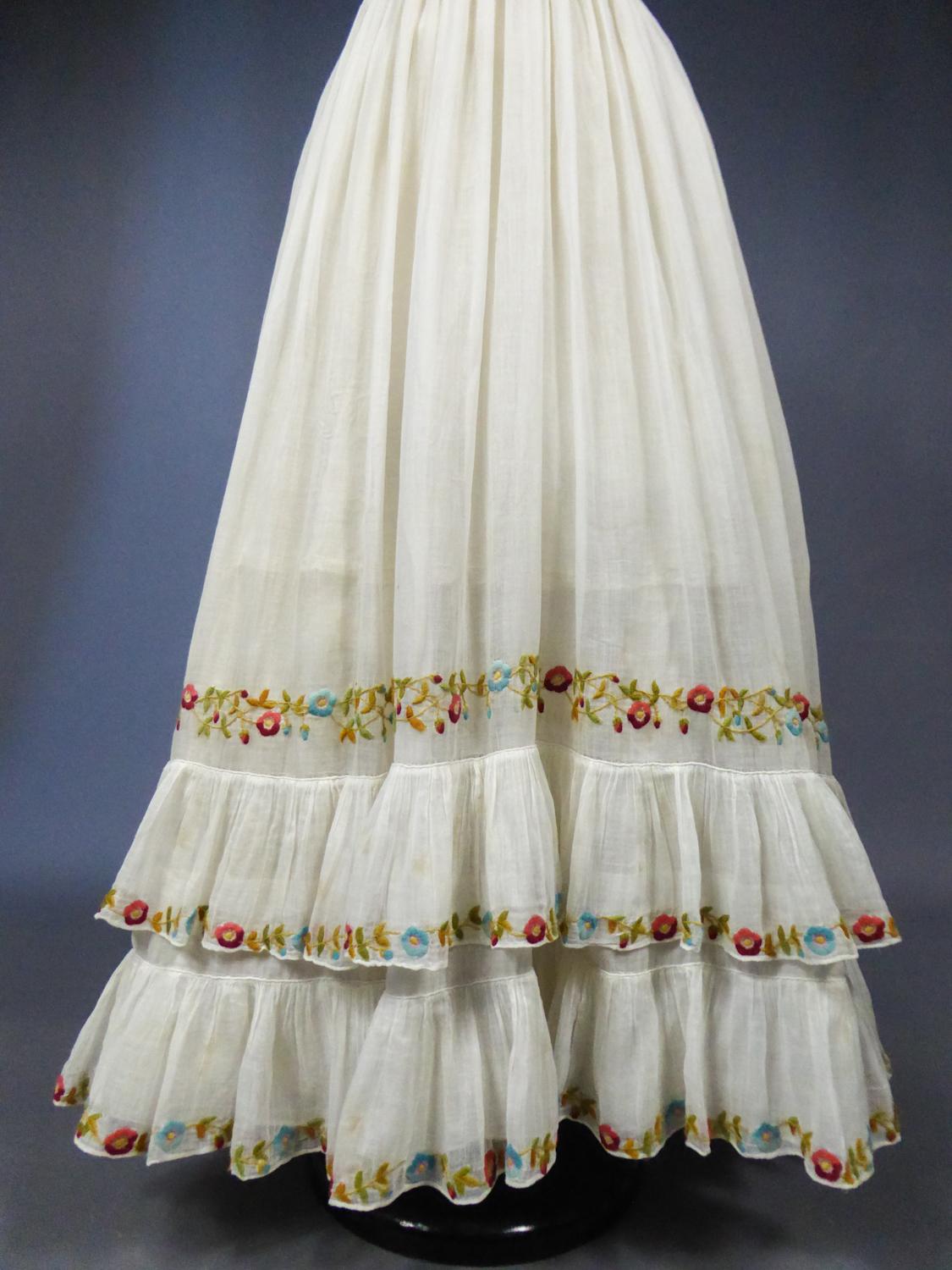 Französisches Regency-Kleid aus mit Wolle besticktem Baumwollmusselin:: um 1825 (Grau)