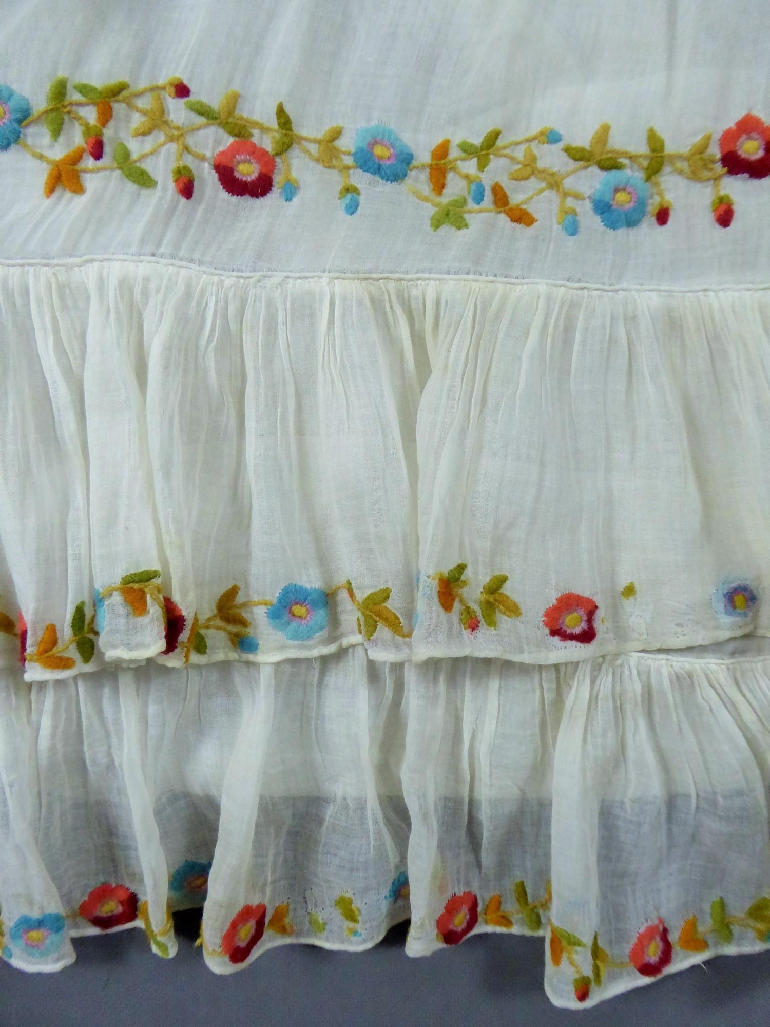 Französisches Regency-Kleid aus mit Wolle besticktem Baumwollmusselin:: um 1825 im Zustand „Gut“ in Toulon, FR