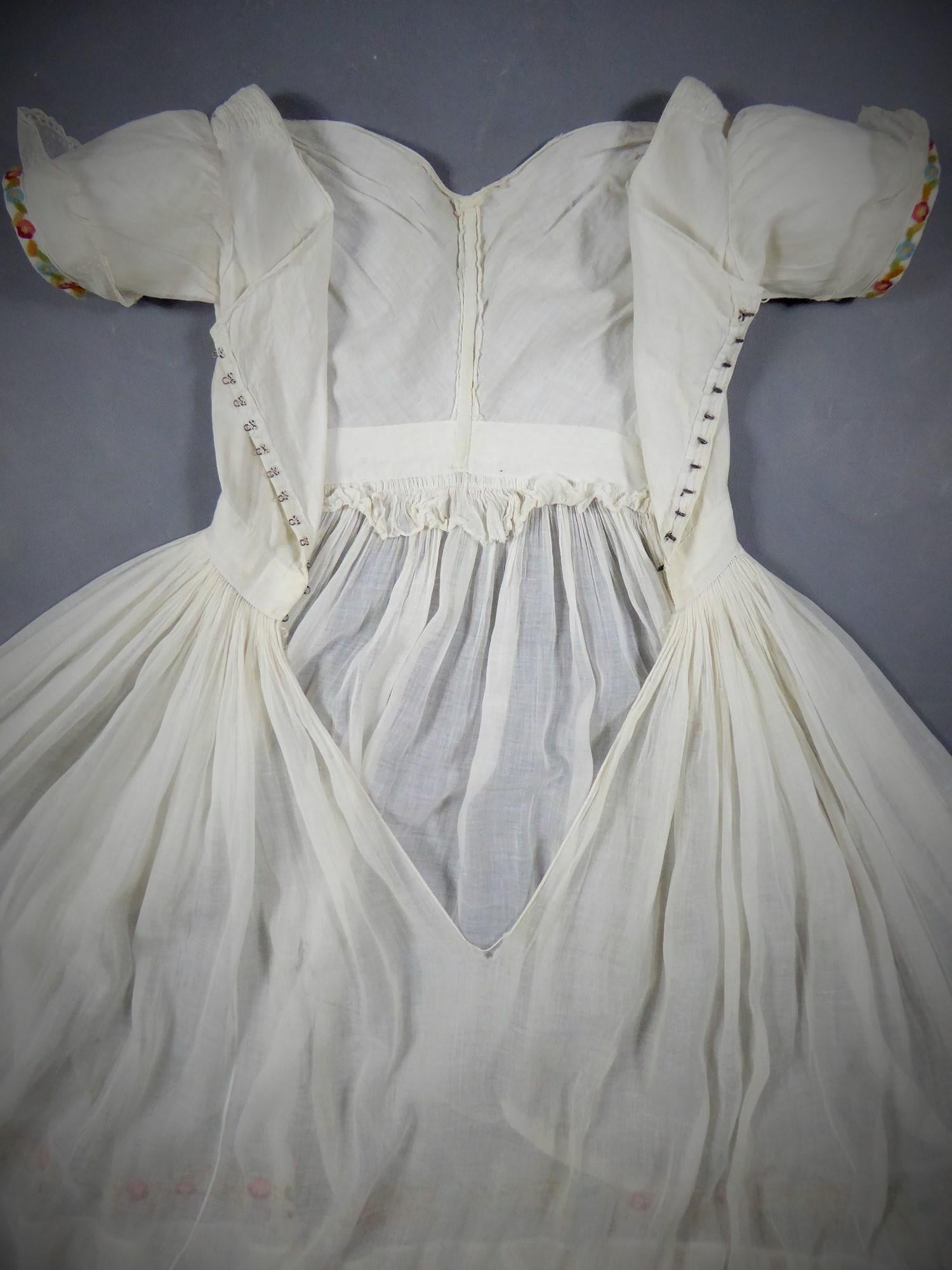 Französisches Regency-Kleid aus mit Wolle besticktem Baumwollmusselin:: um 1825 Damen