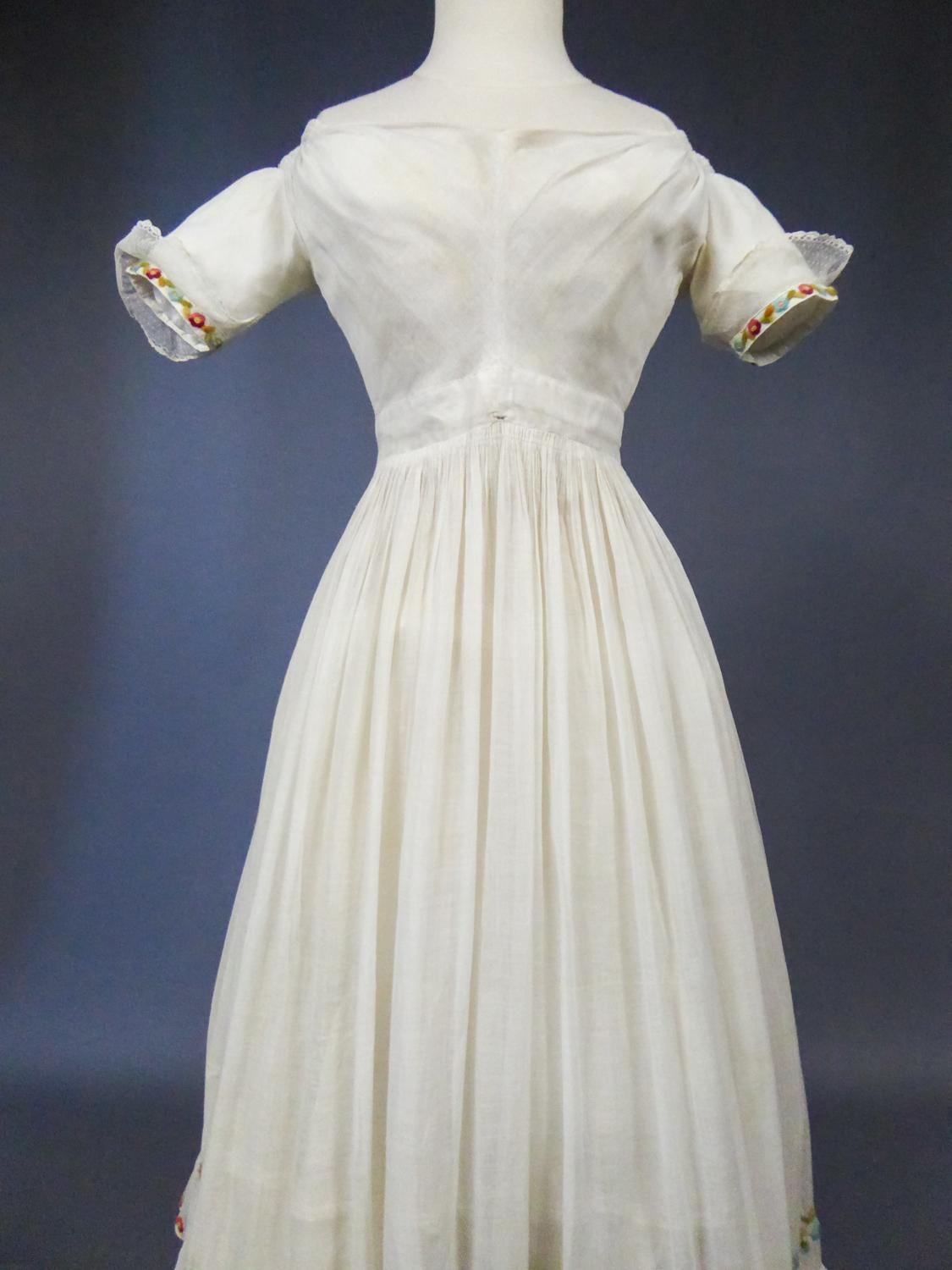 Französisches Regency-Kleid aus mit Wolle besticktem Baumwollmusselin:: um 1825 2