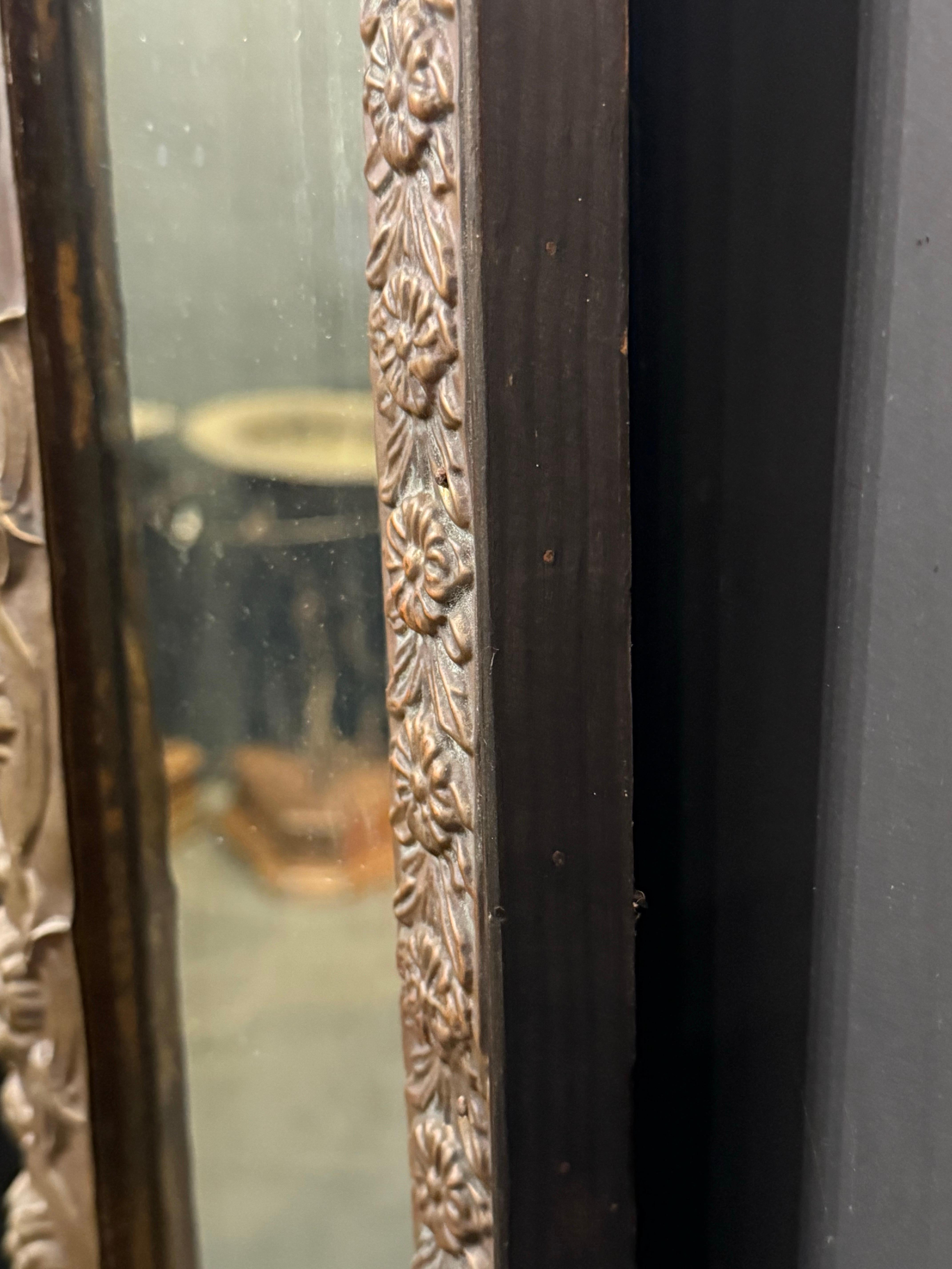 Miroir français entouré de laiton repoussé, 19ème siècle en vente 4