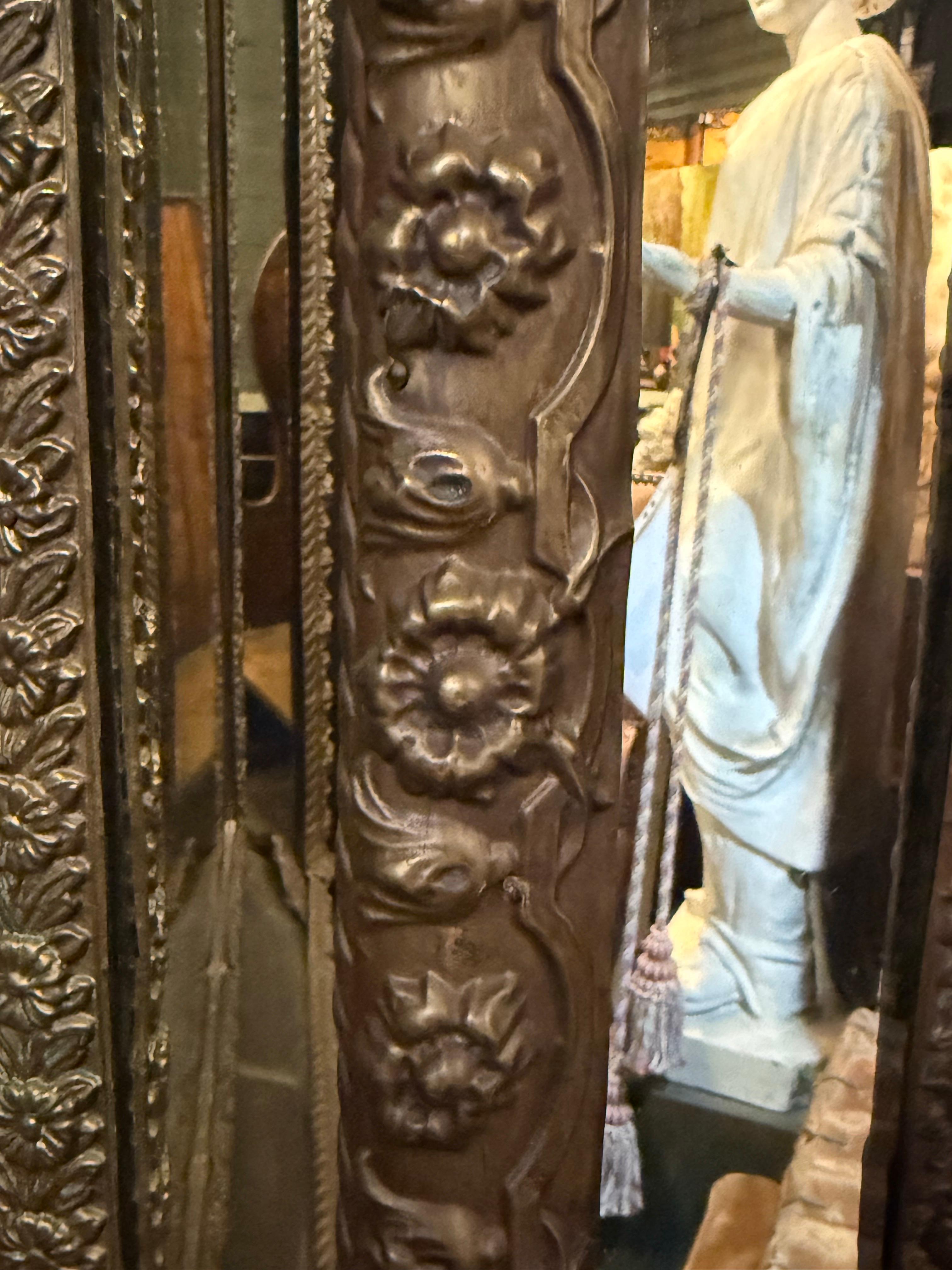 Miroir français entouré de laiton repoussé, 19ème siècle en vente 5