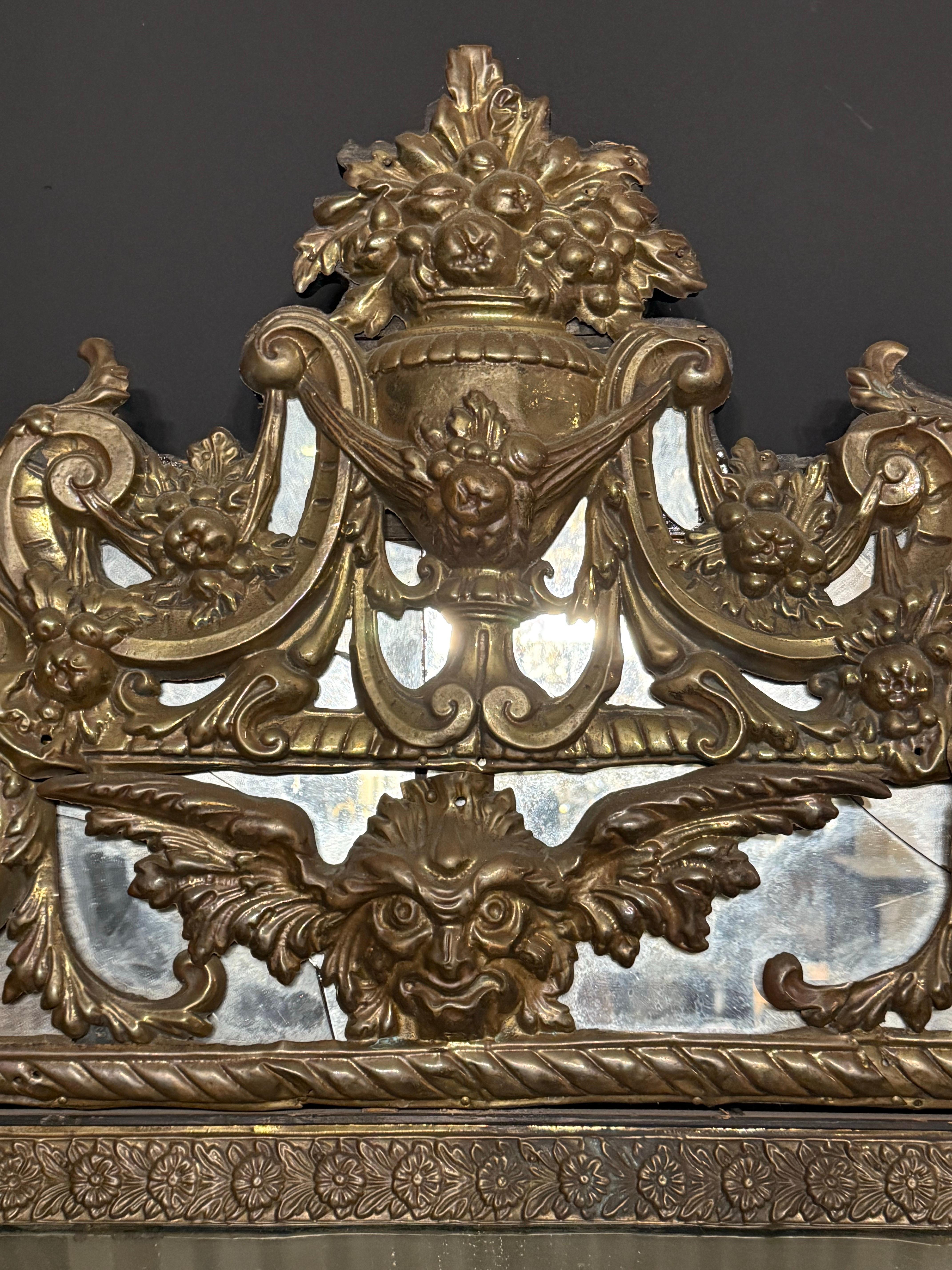 Miroir français entouré de laiton repoussé, 19ème siècle

Provenance : Collection privée d'Australie occidentale.

Dimensions :
Hauteur : 172 cm.
Largeur : 106 cm.
Profondeur : 9,5 cm.