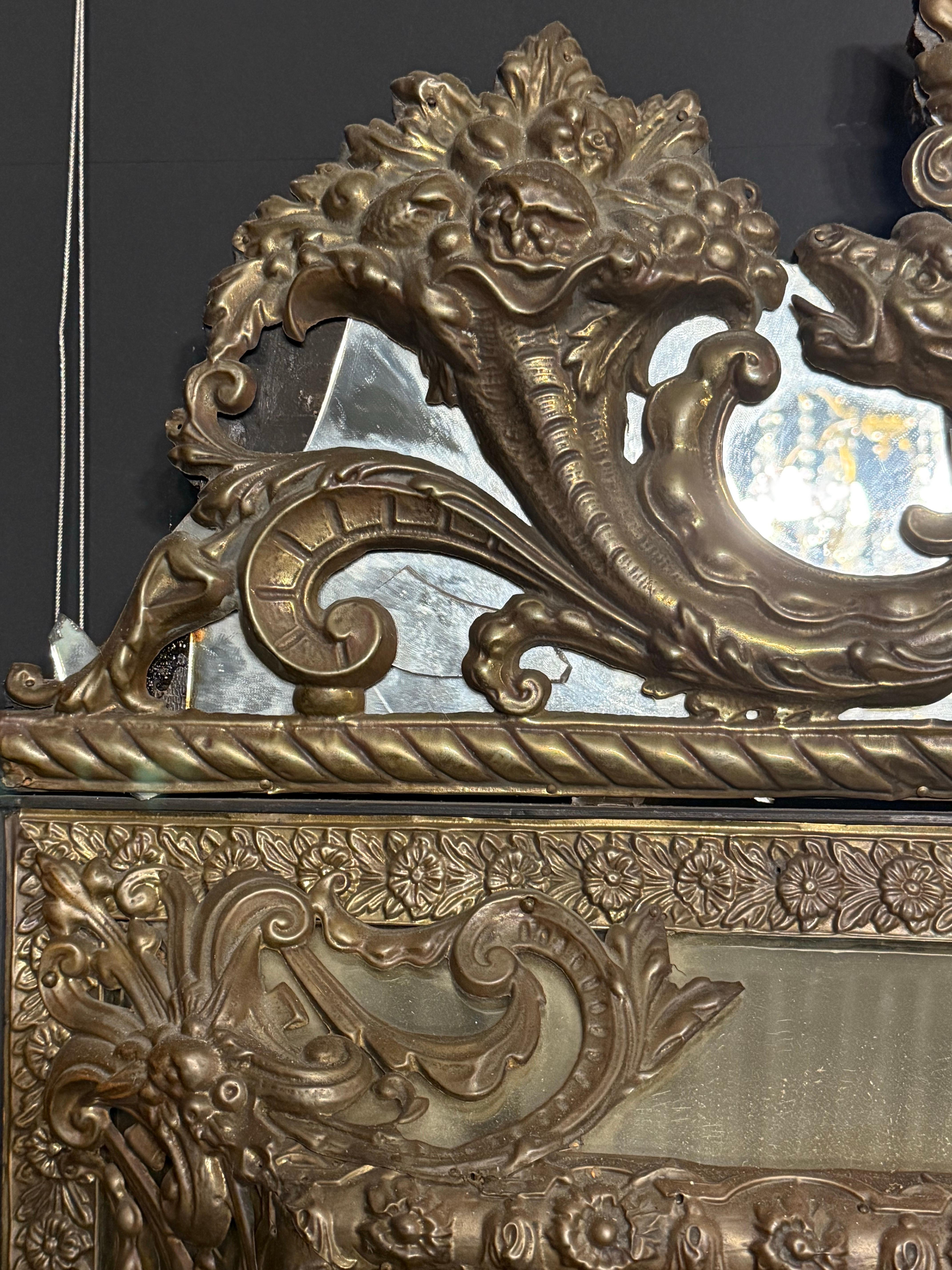 Français Miroir français entouré de laiton repoussé, 19ème siècle en vente