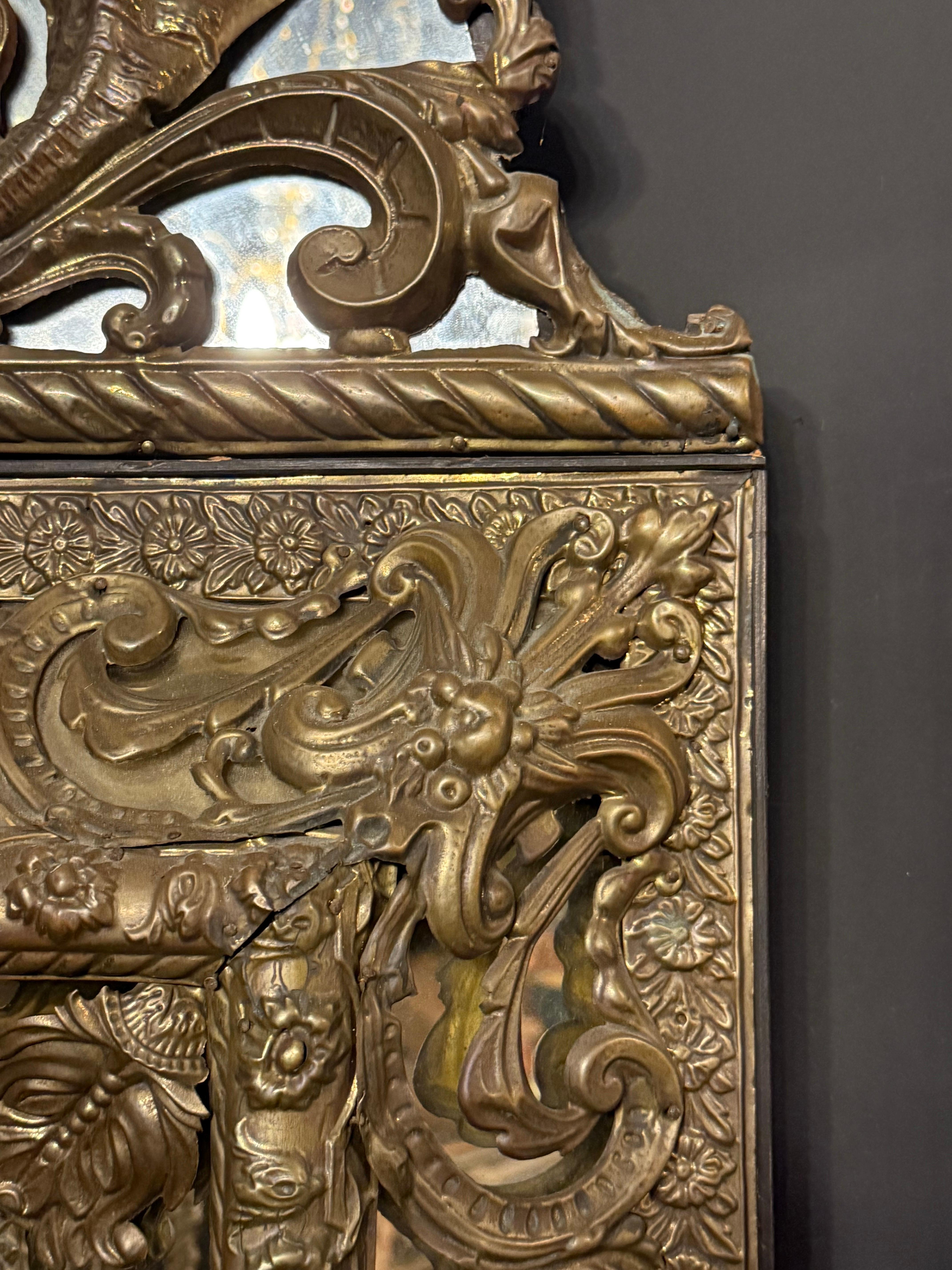 Fait main Miroir français entouré de laiton repoussé, 19ème siècle en vente