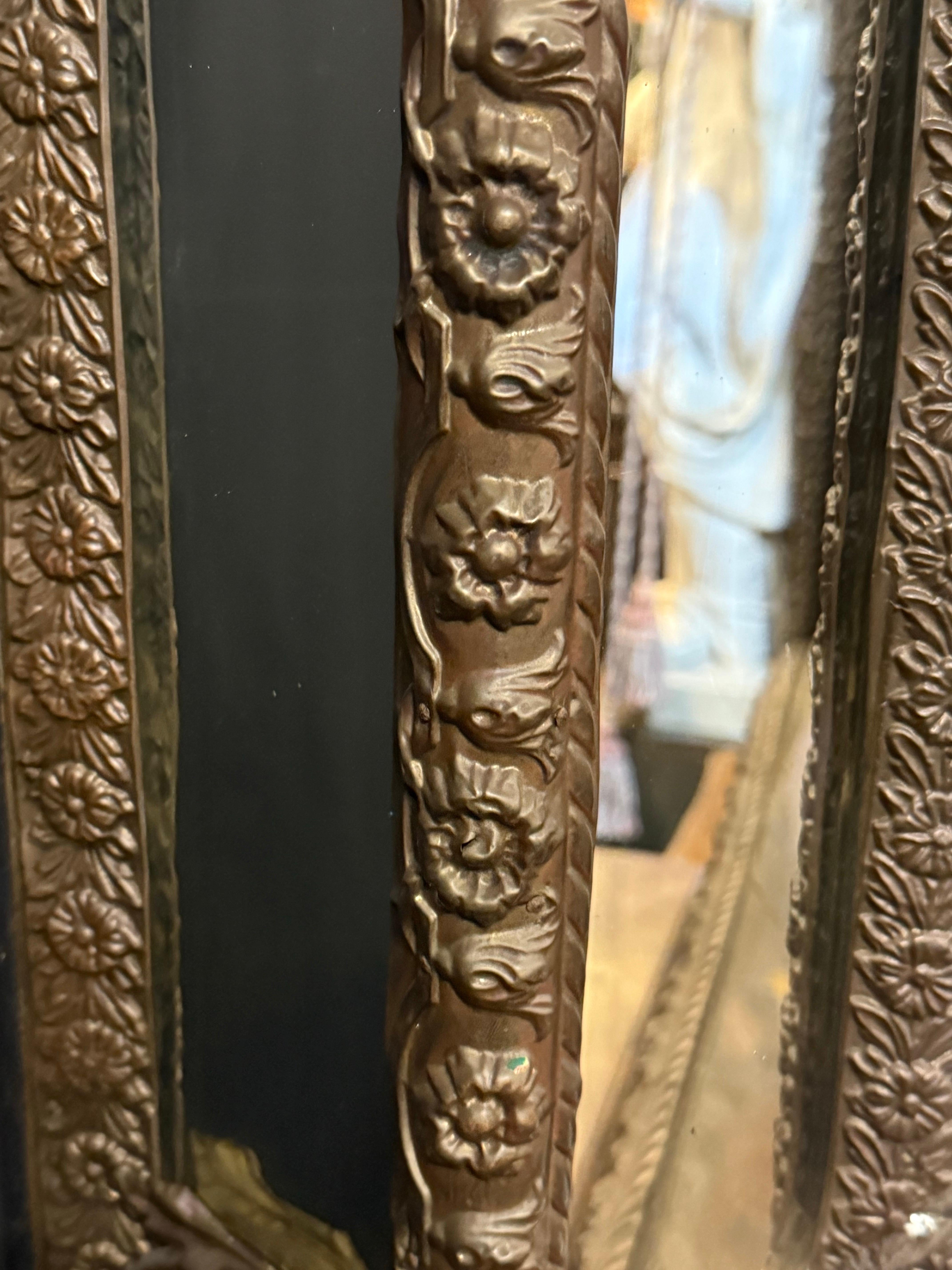 Miroir français entouré de laiton repoussé, 19ème siècle Bon état - En vente à ARMADALE, VIC