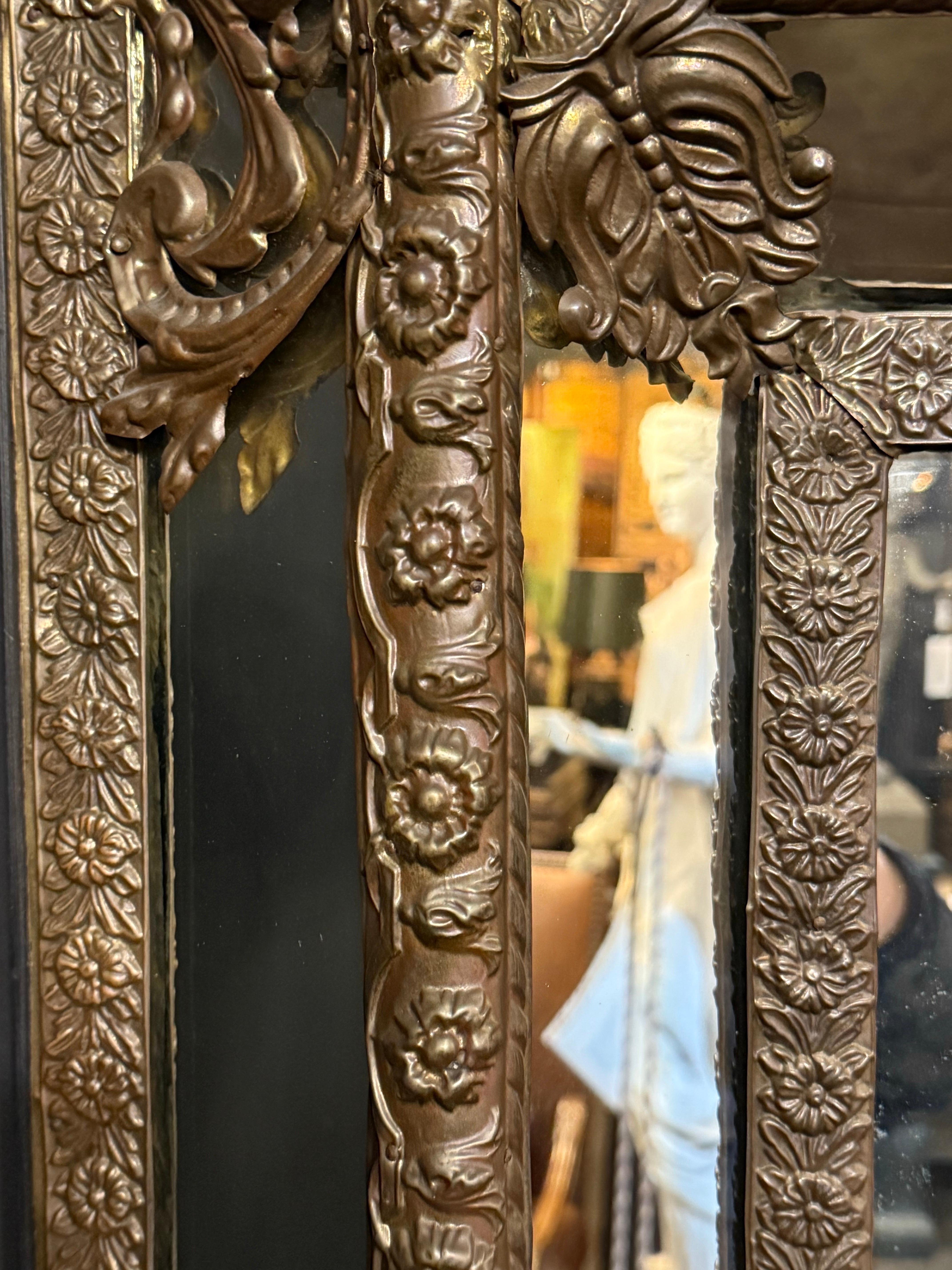 XIXe siècle Miroir français entouré de laiton repoussé, 19ème siècle en vente