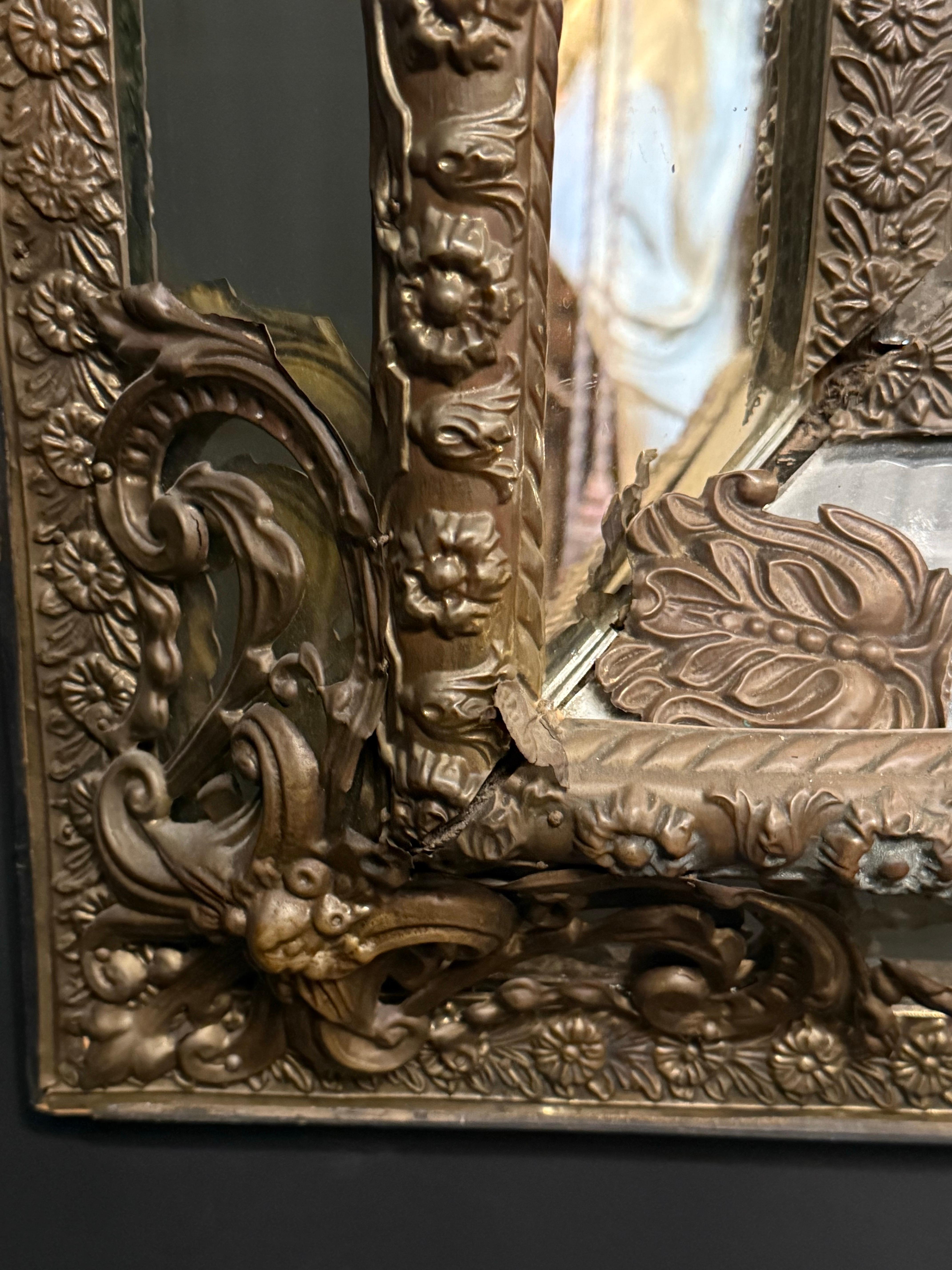 Laiton Miroir français entouré de laiton repoussé, 19ème siècle en vente