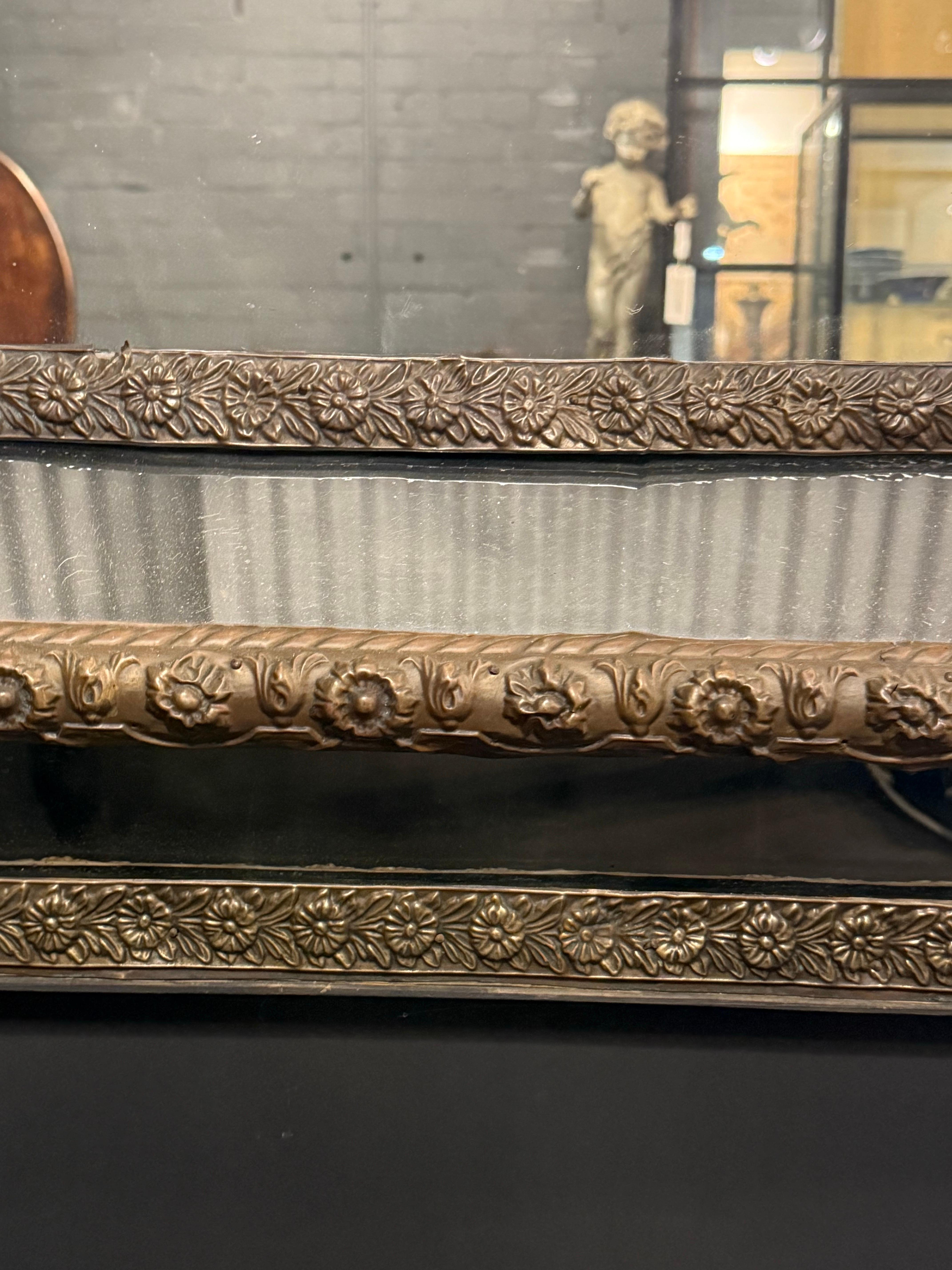 Miroir français entouré de laiton repoussé, 19ème siècle en vente 1