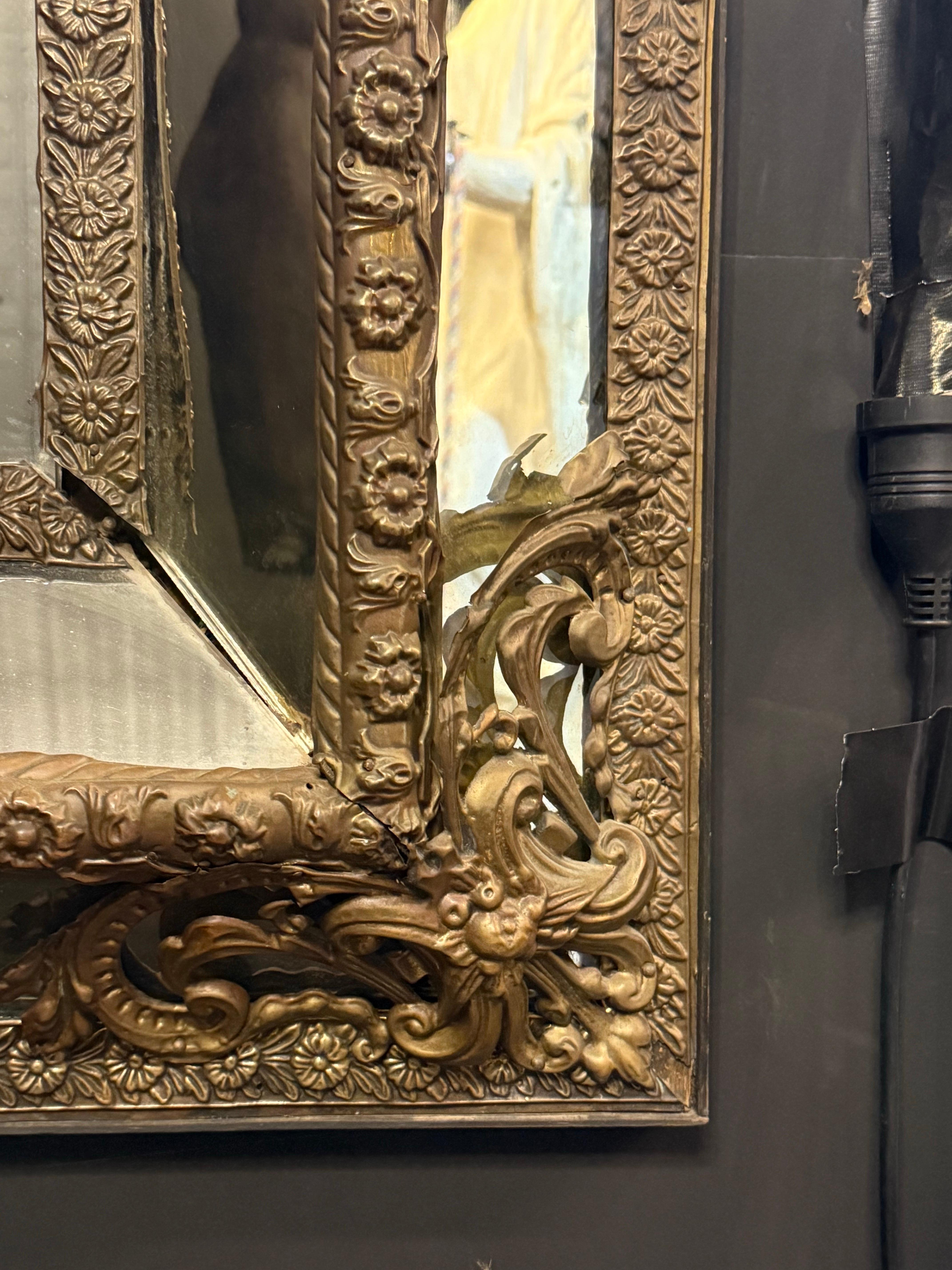 Miroir français entouré de laiton repoussé, 19ème siècle en vente 2