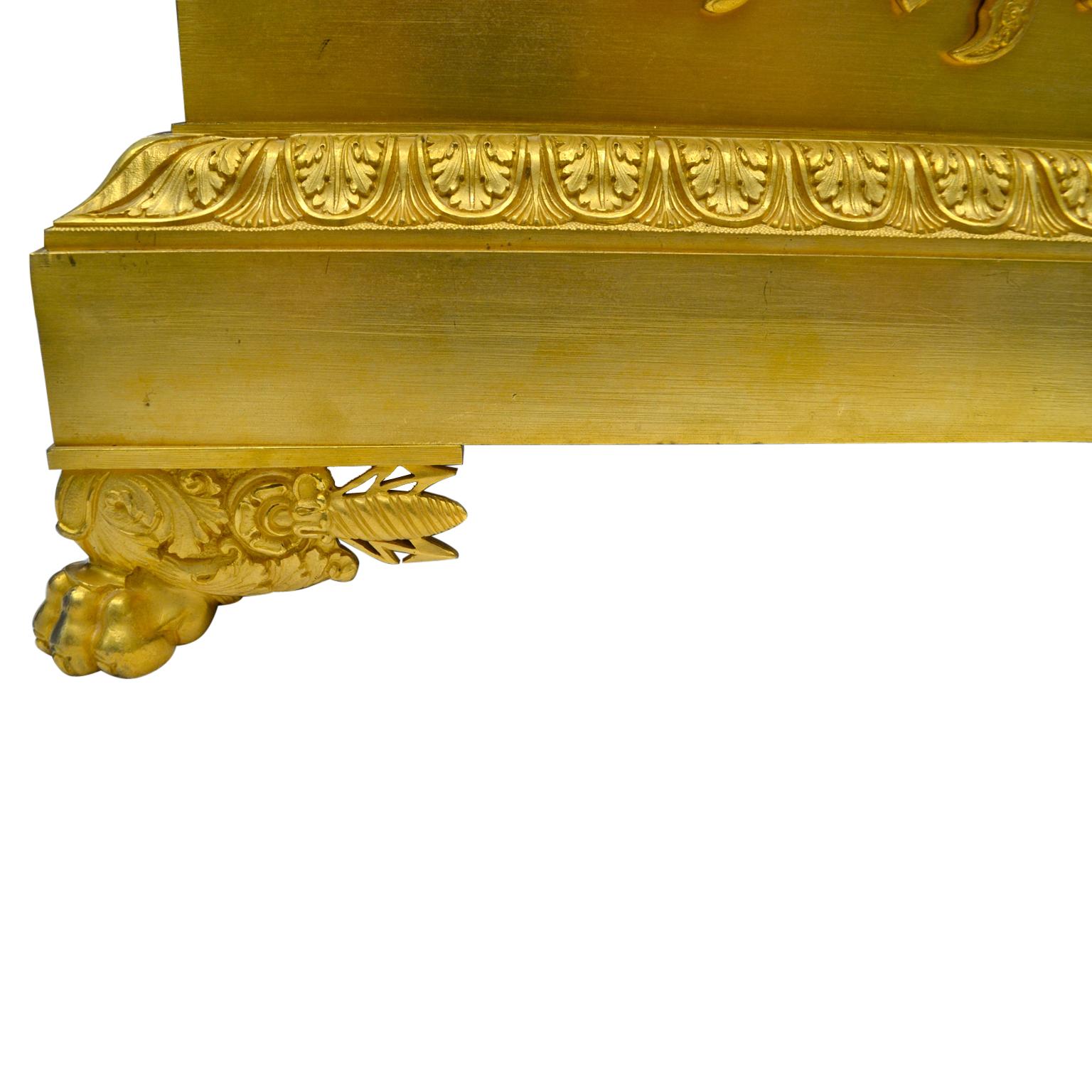 Français  Horloge Empire en bronze doré et patiné représentant un empereur romain assis en vente 3