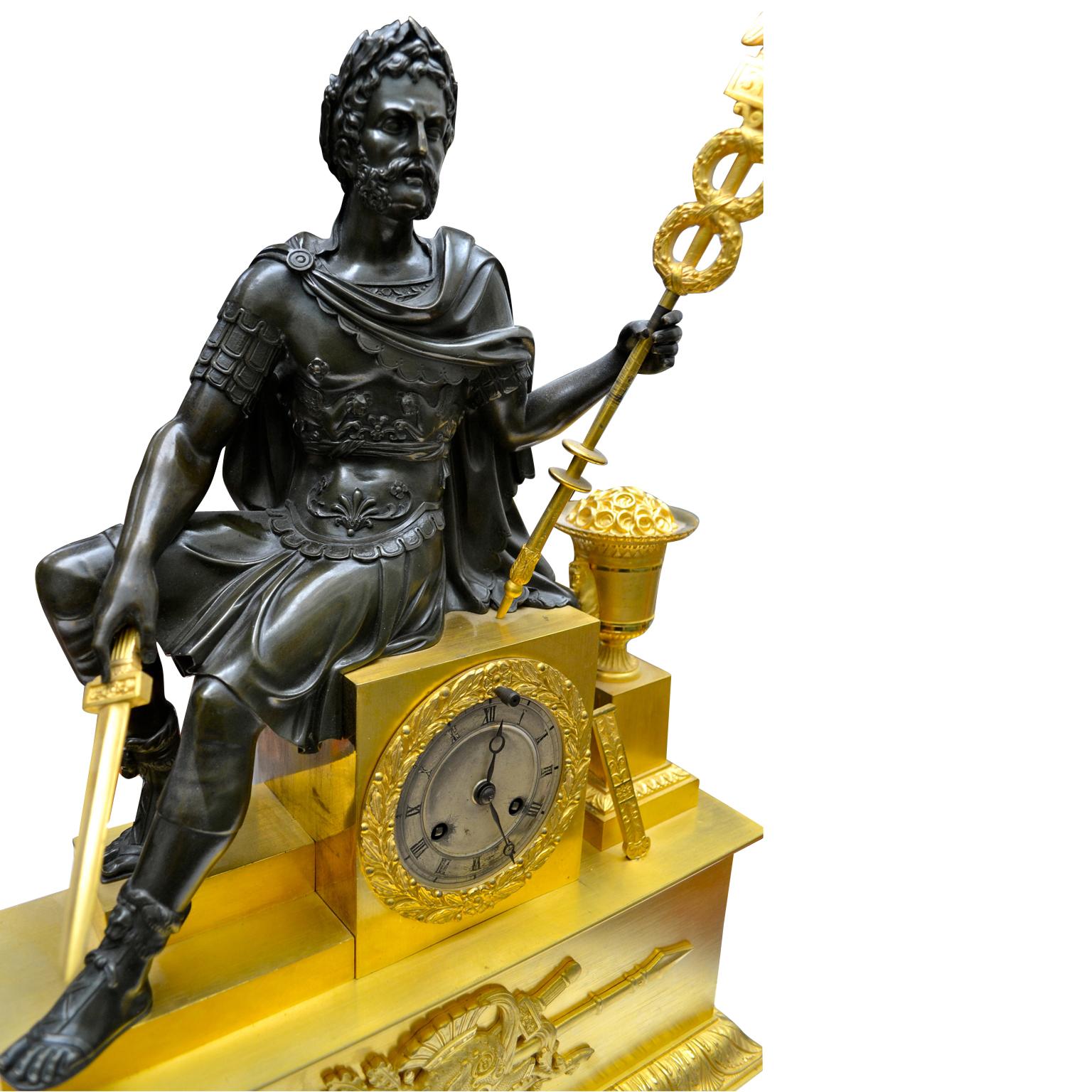 Début du XIXe siècle Français  Horloge Empire en bronze doré et patiné représentant un empereur romain assis en vente