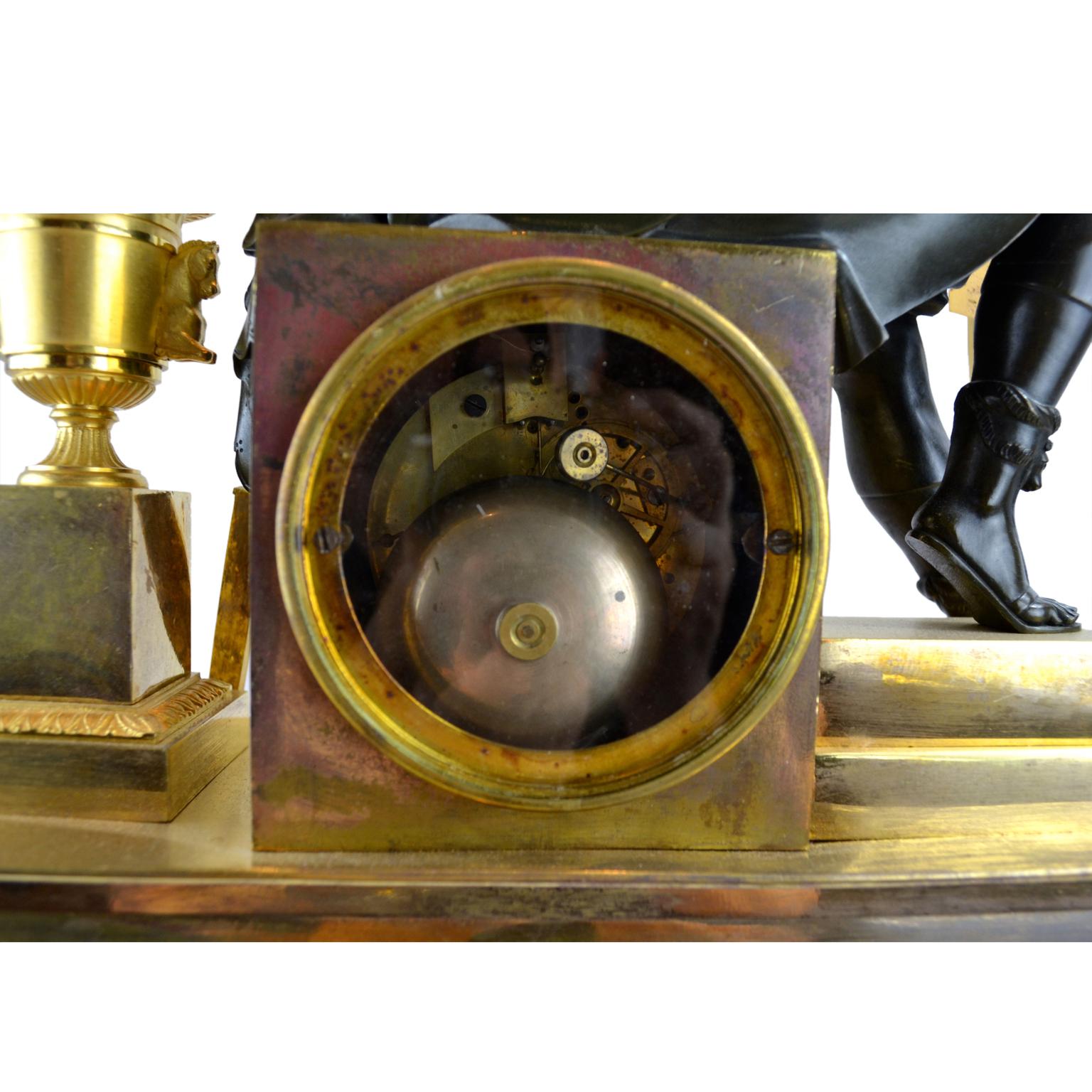 Français  Horloge Empire en bronze doré et patiné représentant un empereur romain assis en vente 1