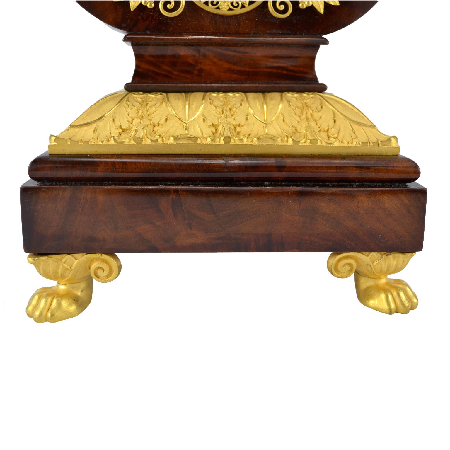Français  Horloge lyre en acajou et bronze doré de la période de la Restauration française en vente