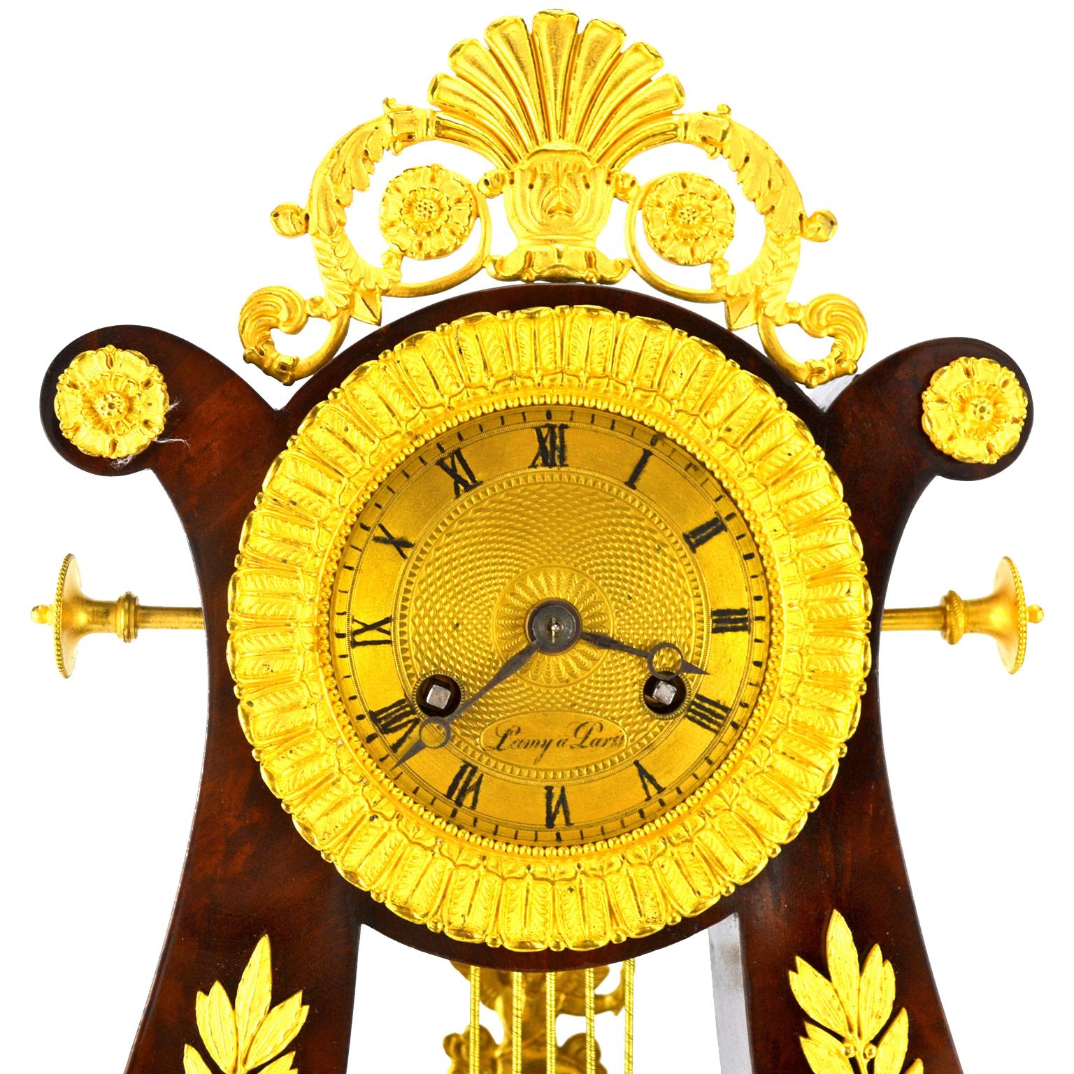 Französische Leier-Uhr aus Mahagoni und vergoldeter Bronze aus der Restaurationszeit im Zustand „Gut“ im Angebot in Vancouver, British Columbia