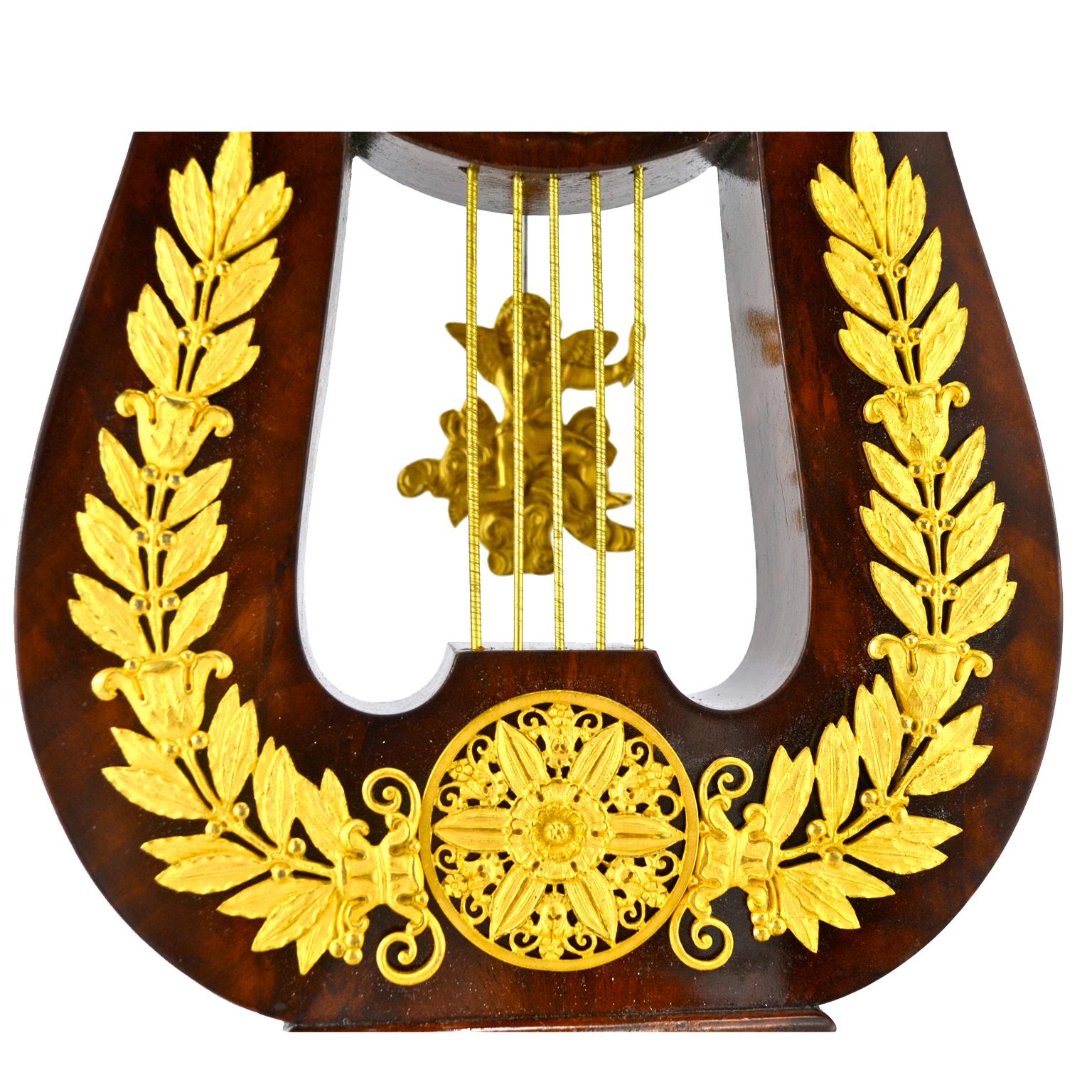 Französische Leier-Uhr aus Mahagoni und vergoldeter Bronze aus der Restaurationszeit (18. Jahrhundert) im Angebot
