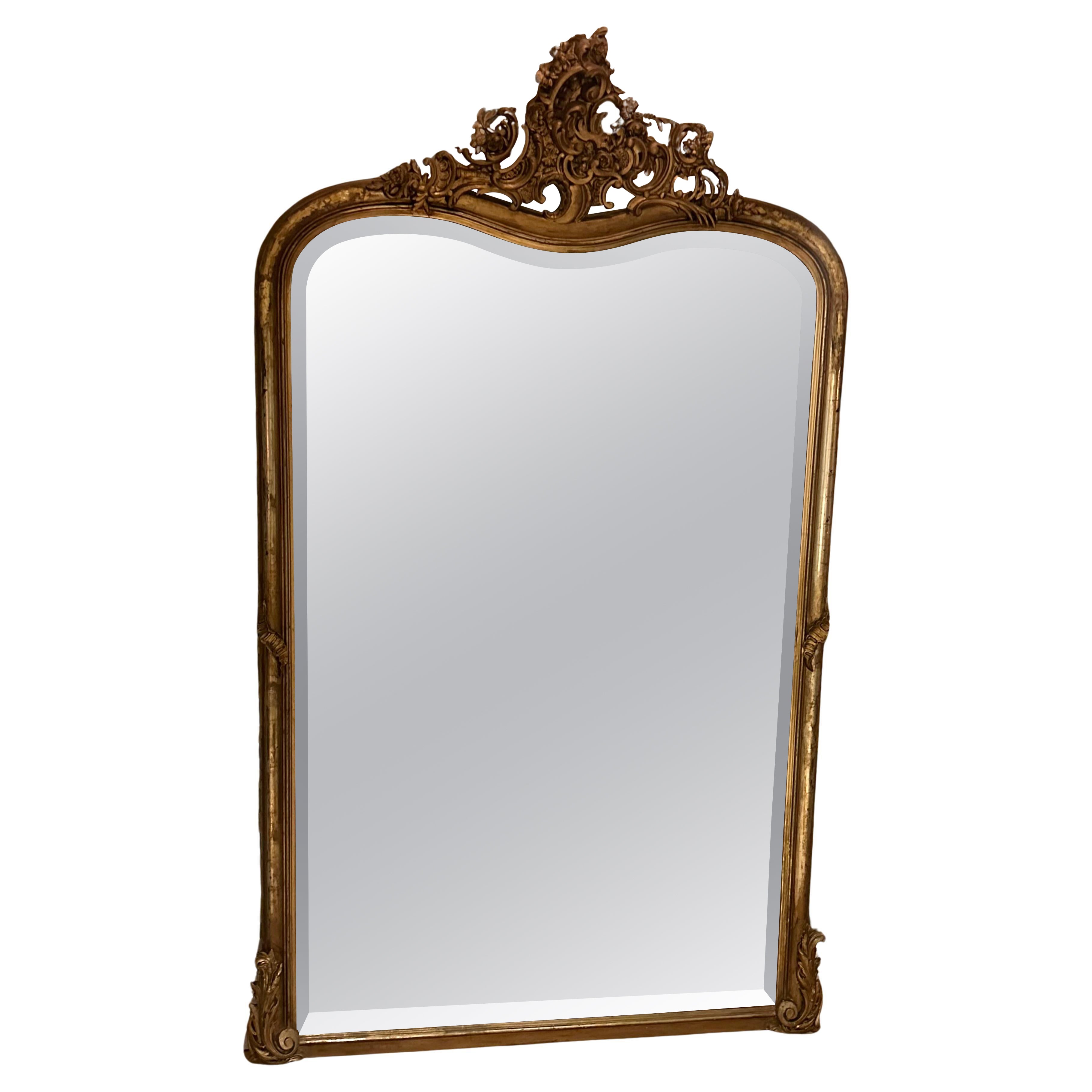 Specchio Rococo francese in legno dorato con bordo smussato, periodo Luigi XV in vendita