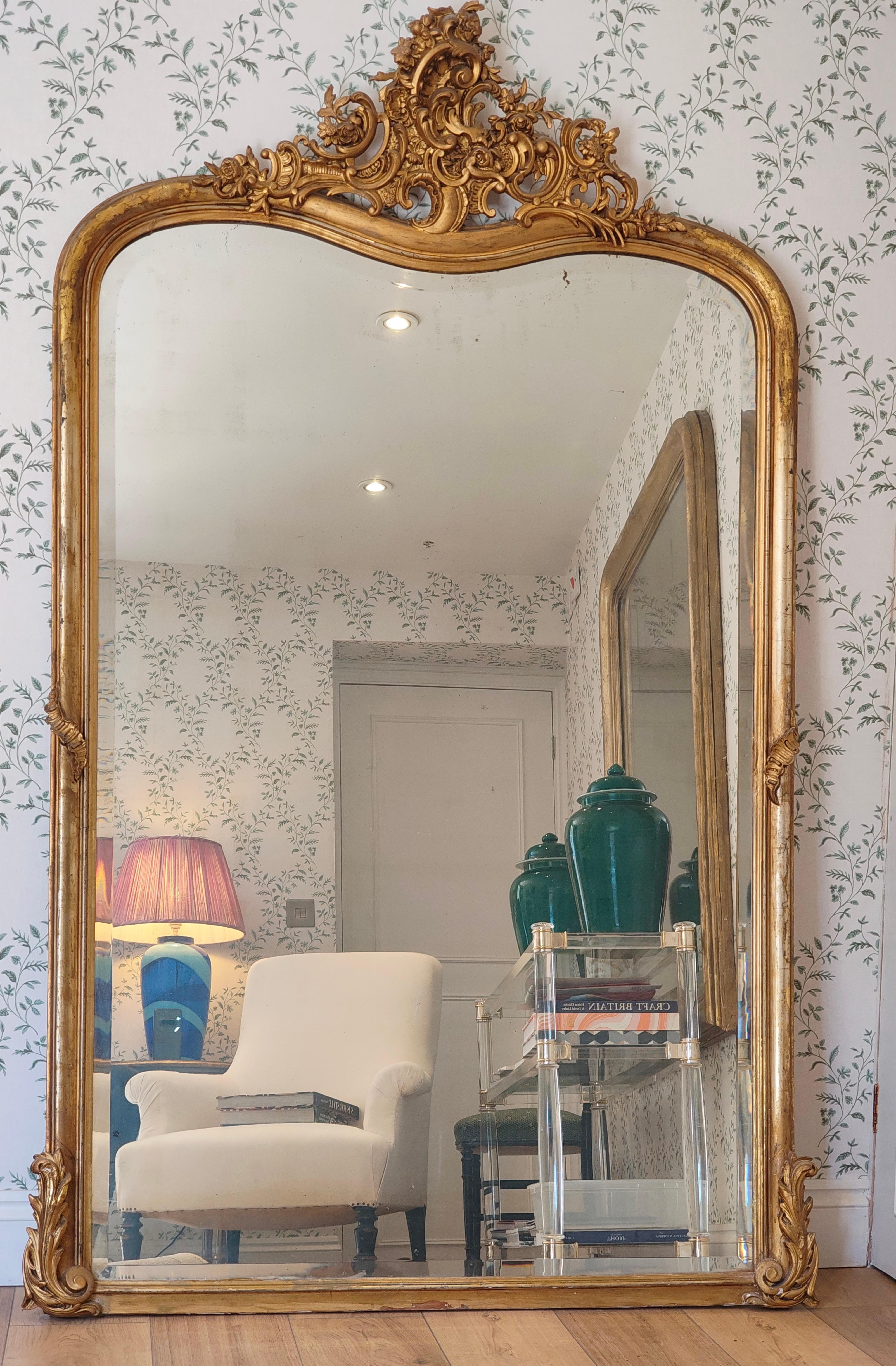 Specchio Rococo francese in legno dorato con bordo smussato, periodo Luigi XV in vendita