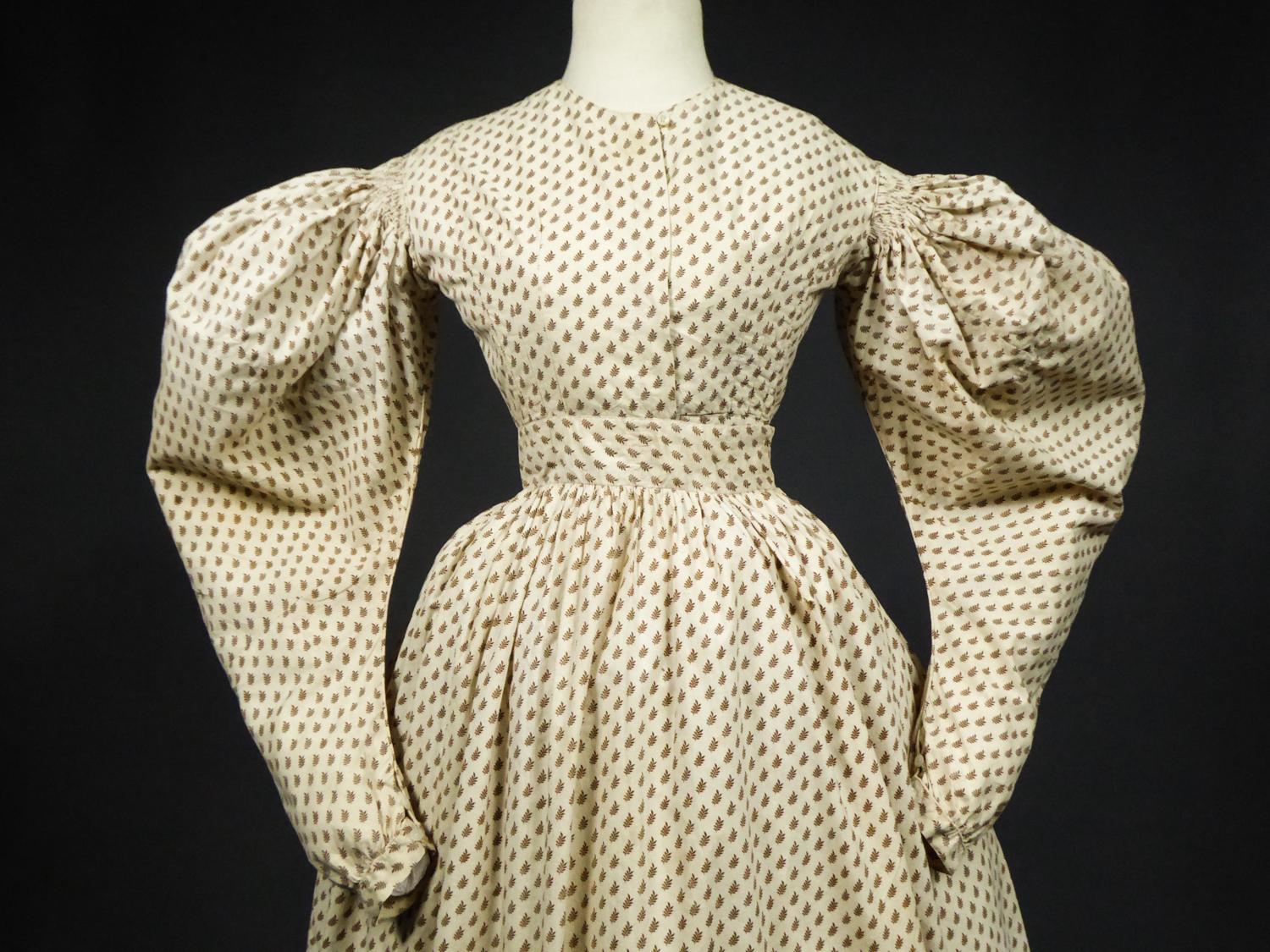 A French Romantic Era Printed Cotton Day Dress Circa 1830 In Good Condition In Toulon, FR