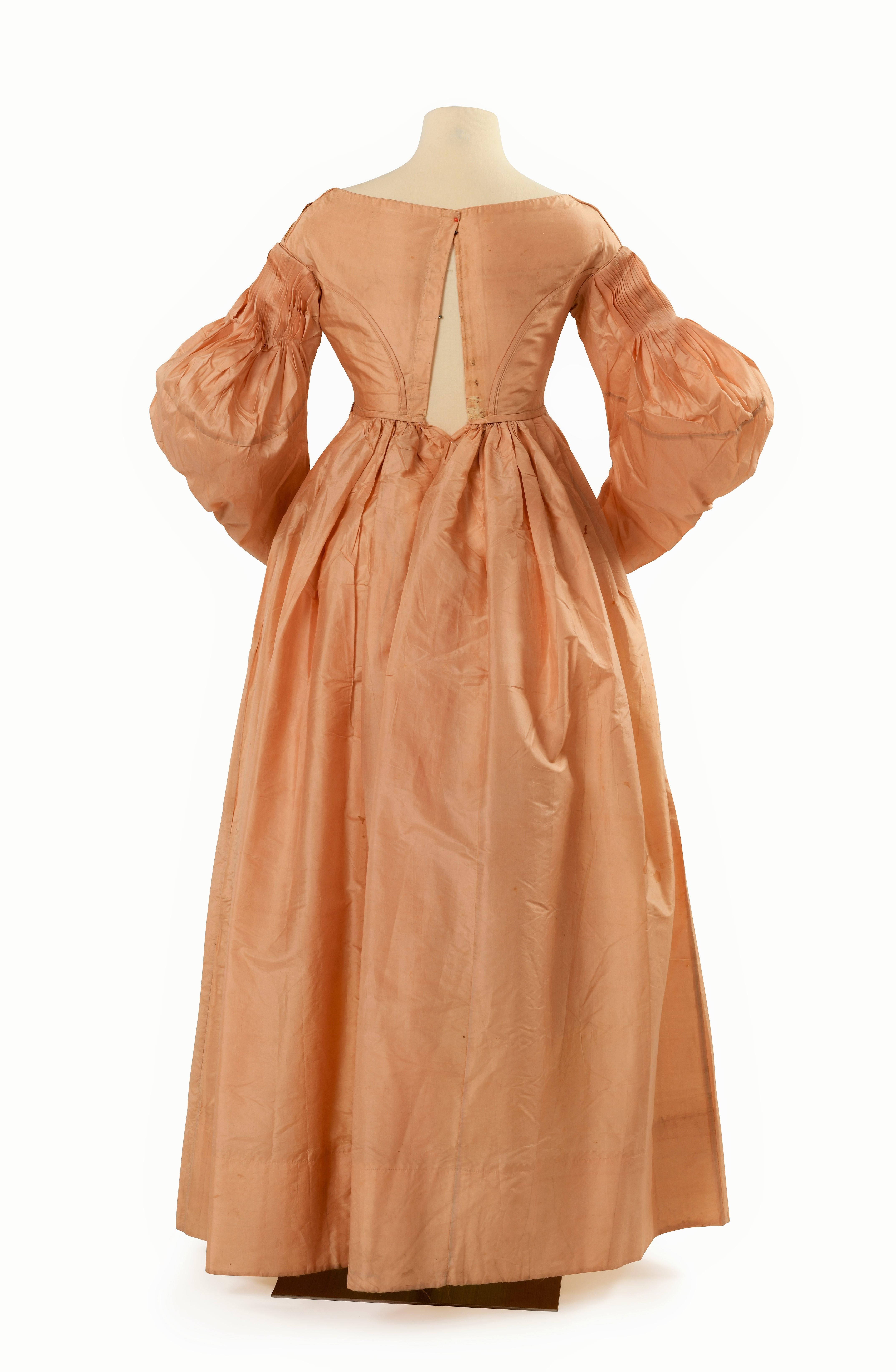 A French Romantic Period taffeta pale pink Taffeta Dress- France Circa 1835-1840 In Fair Condition In Toulon, FR